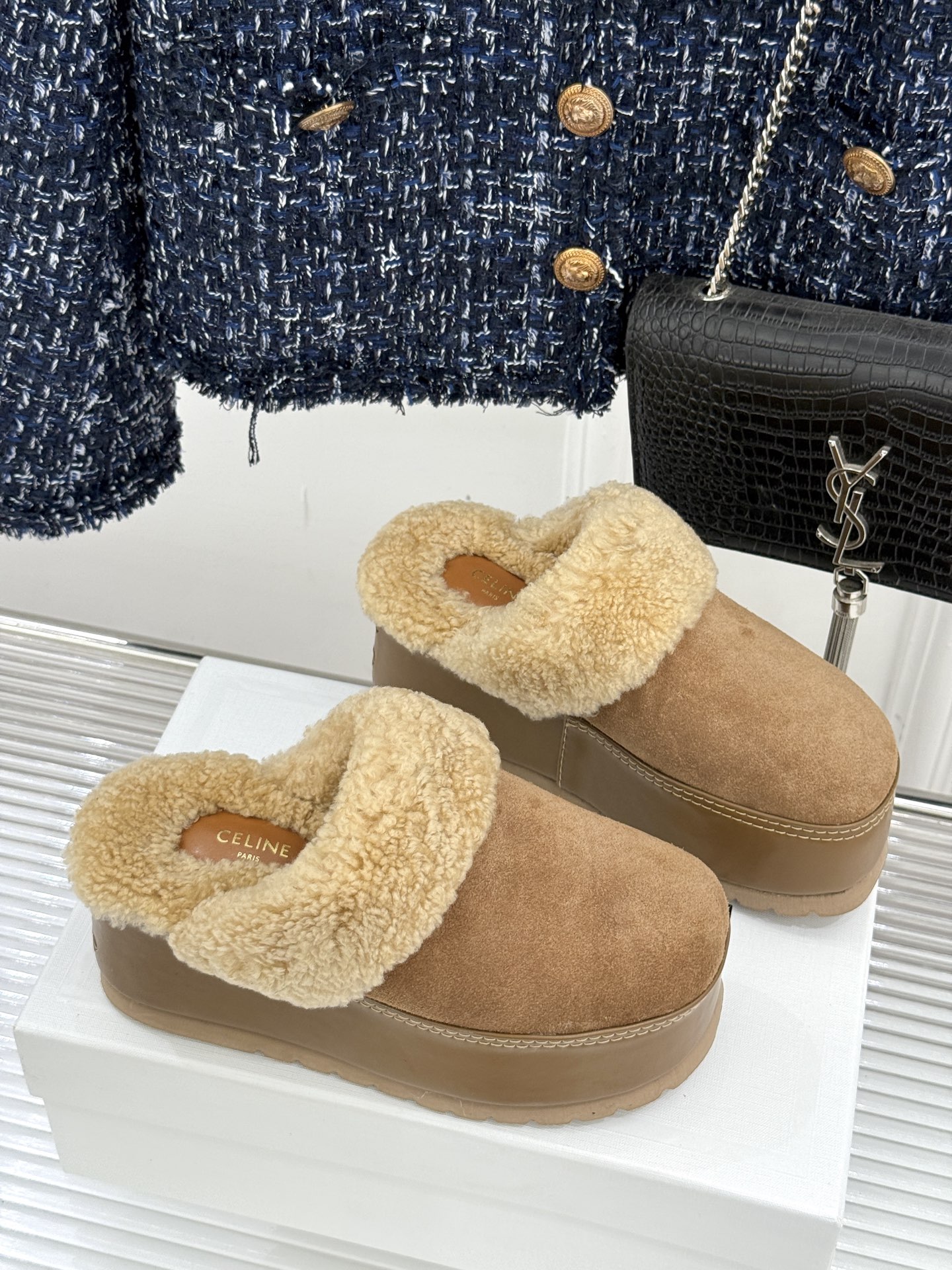 
Celine /塞琳25WF秋冬新品厚底毛毛半拖毛拖
这双鞋简直是时髦与舒适的完美结合
穿上它 仿佛一