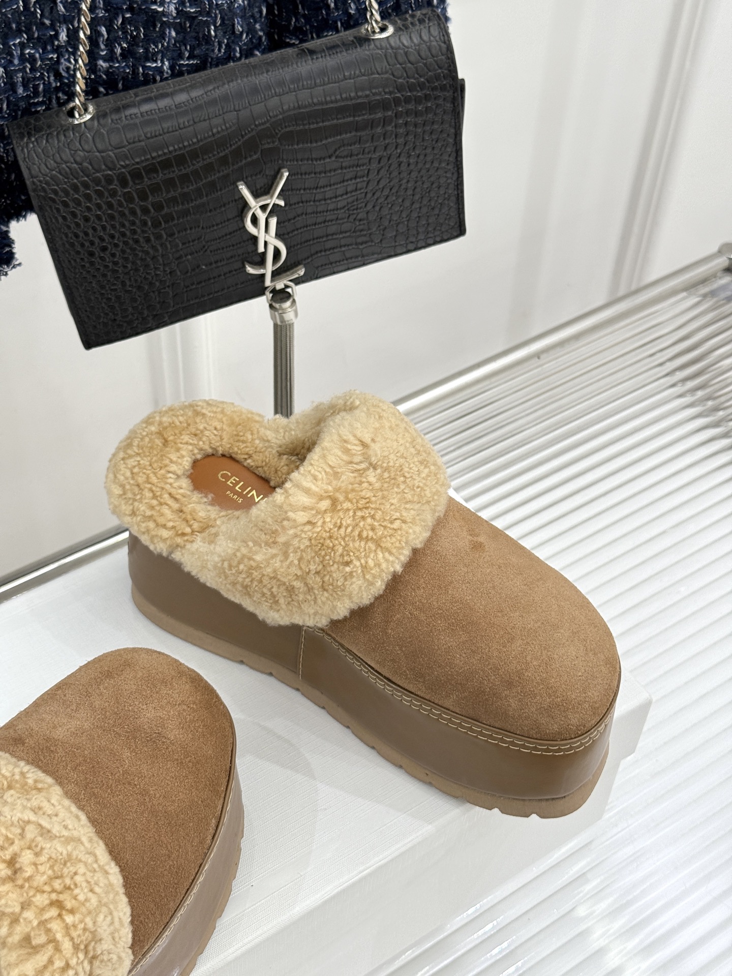 
Celine /塞琳25WF秋冬新品厚底毛毛半拖毛拖
这双鞋简直是时髦与舒适的完美结合
穿上它 仿佛一