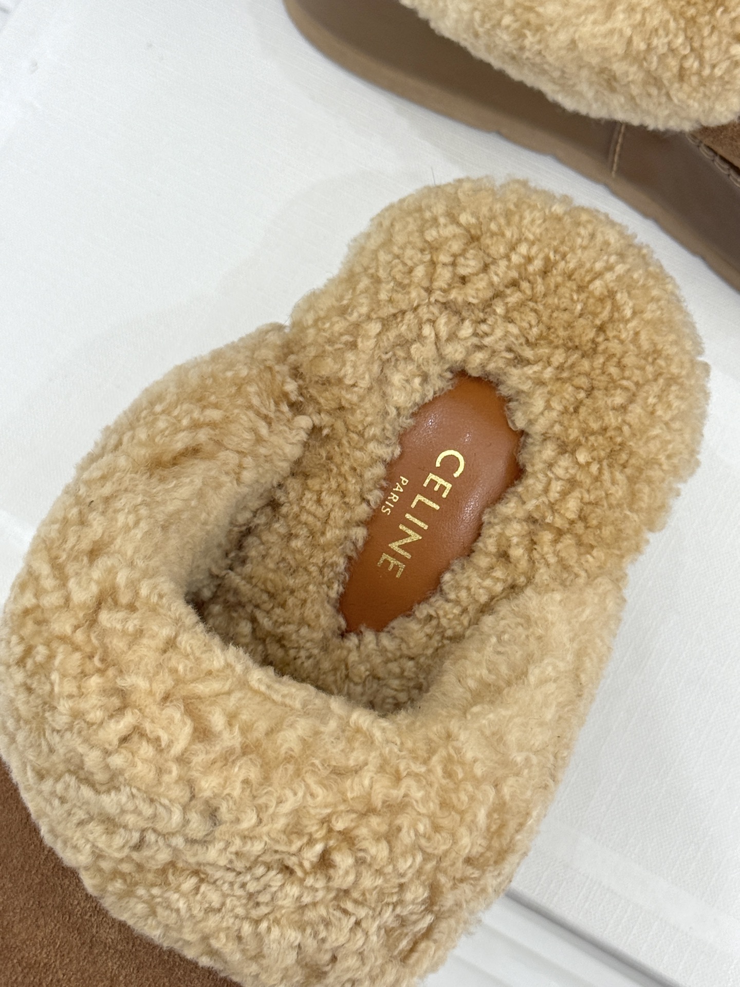 
Celine /塞琳25WF秋冬新品厚底毛毛半拖毛拖
这双鞋简直是时髦与舒适的完美结合
穿上它 仿佛一