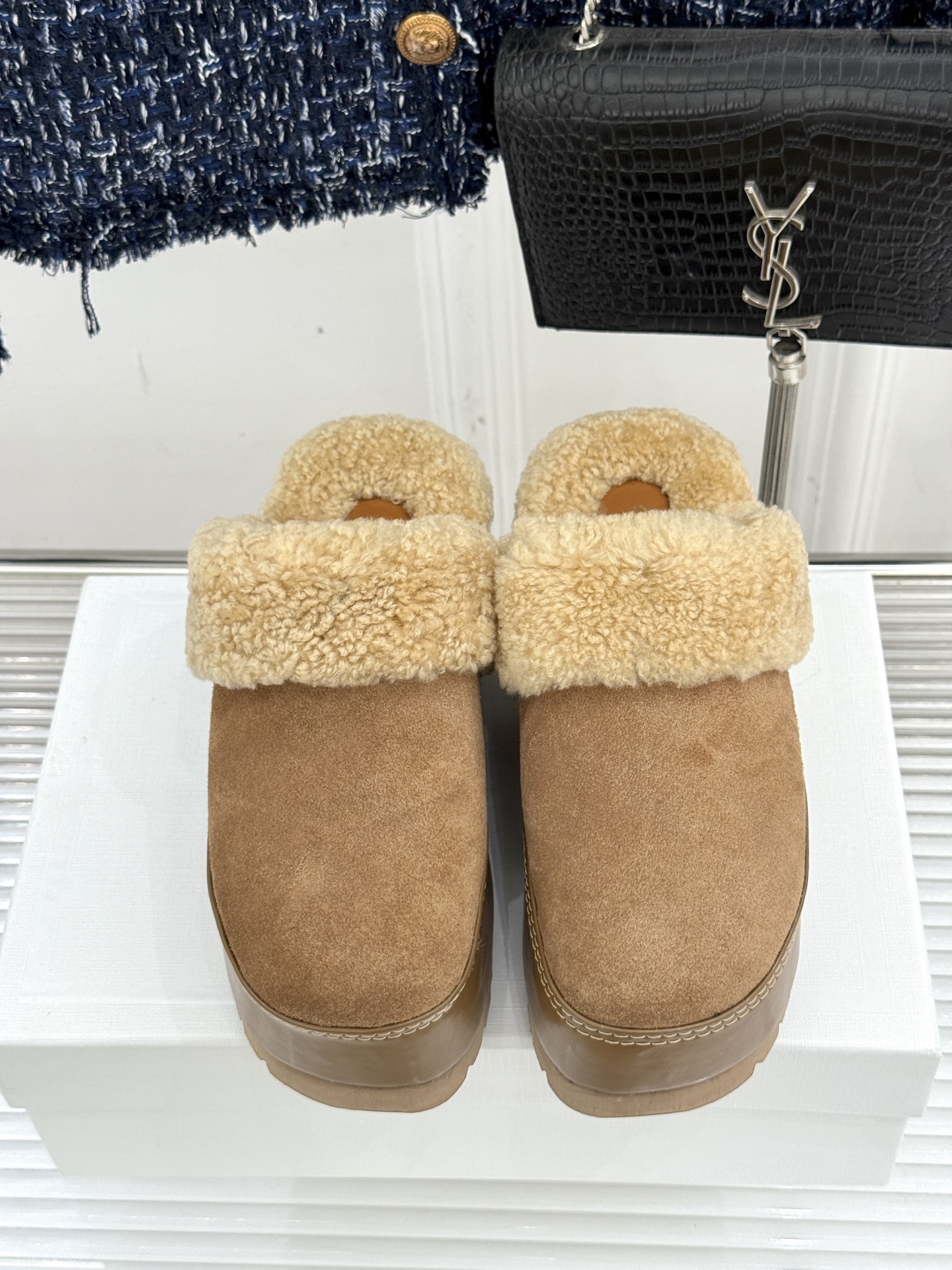 
Celine /塞琳25WF秋冬新品厚底毛毛半拖毛拖
这双鞋简直是时髦与舒适的完美结合
穿上它 仿佛一