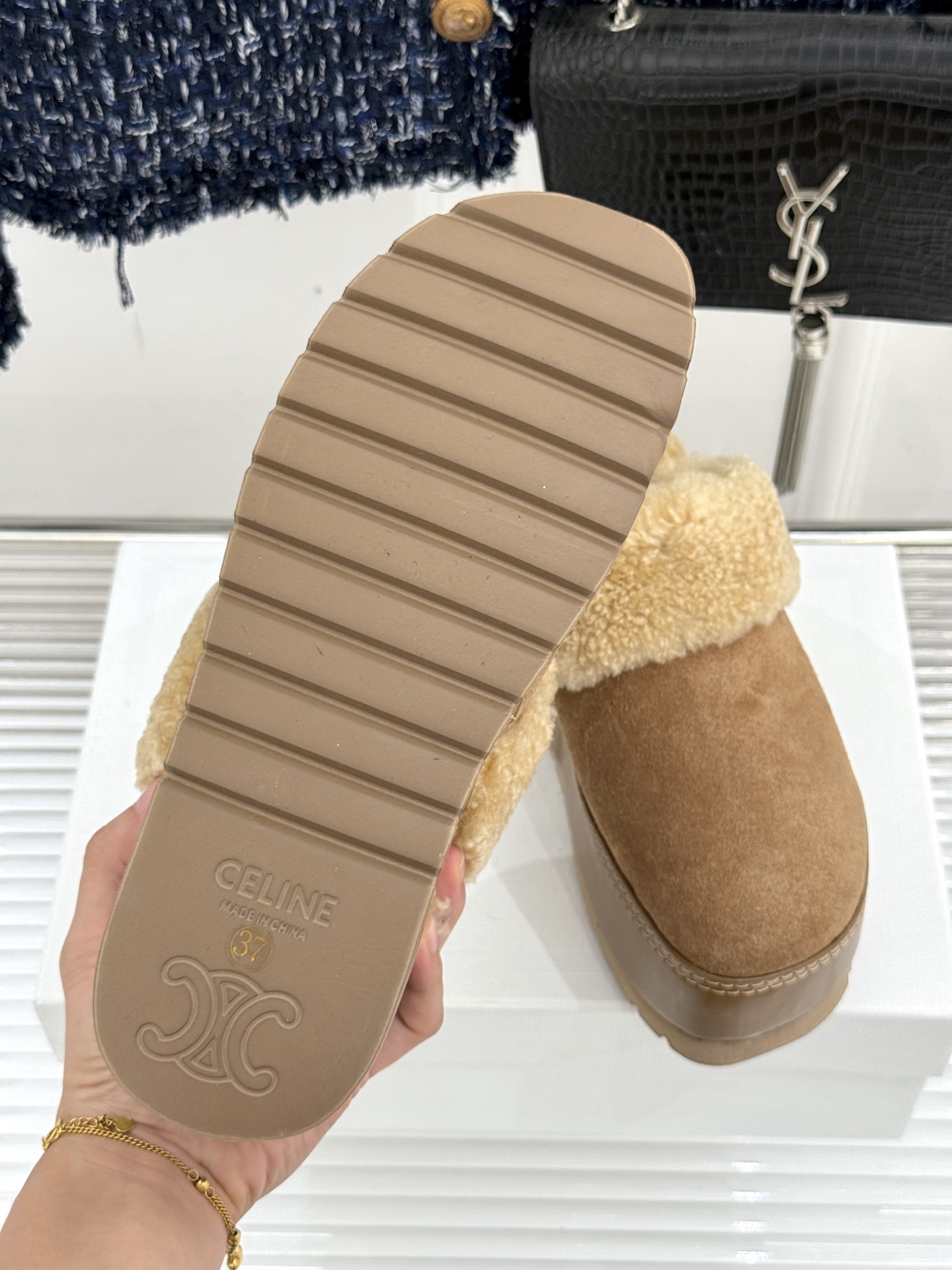 
Celine /塞琳25WF秋冬新品厚底毛毛半拖毛拖
这双鞋简直是时髦与舒适的完美结合
穿上它 仿佛一