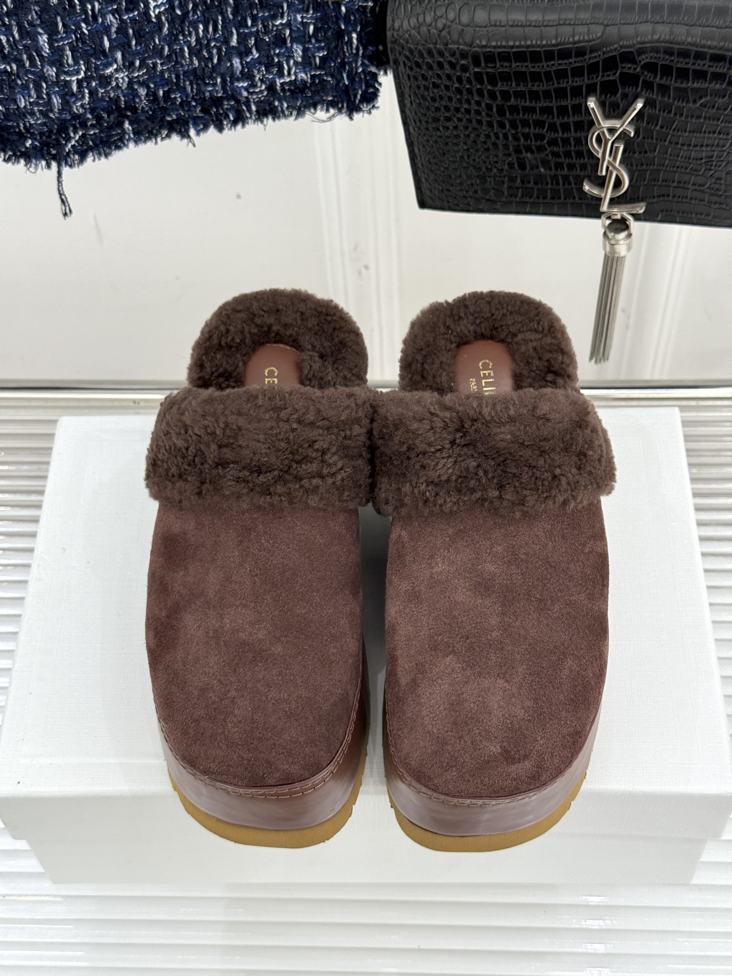
Celine /塞琳25WF秋冬新品厚底毛毛半拖毛拖
这双鞋简直是时髦与舒适的完美结合
穿上它 仿佛一