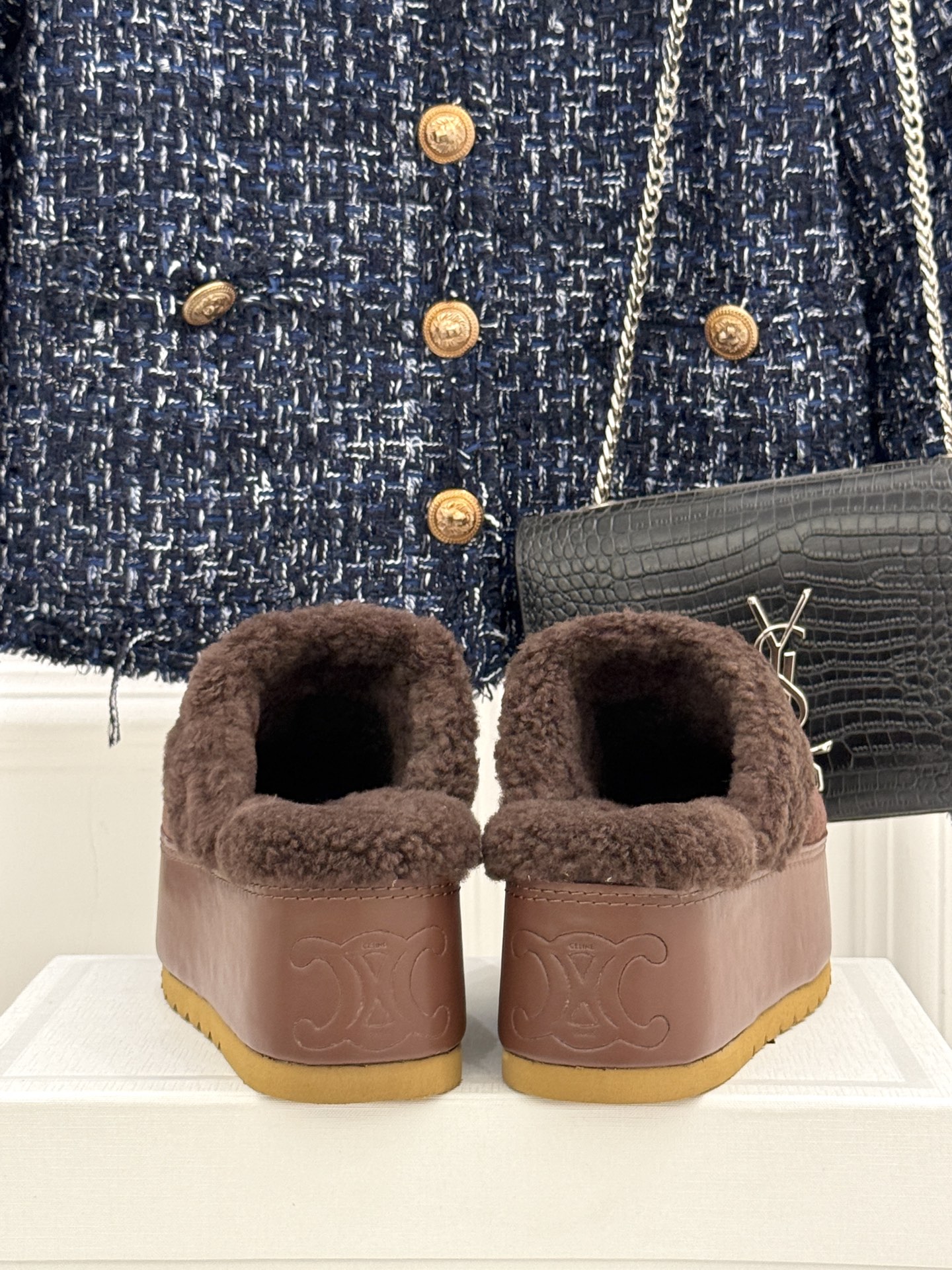
Celine /塞琳25WF秋冬新品厚底毛毛半拖毛拖
这双鞋简直是时髦与舒适的完美结合
穿上它 仿佛一