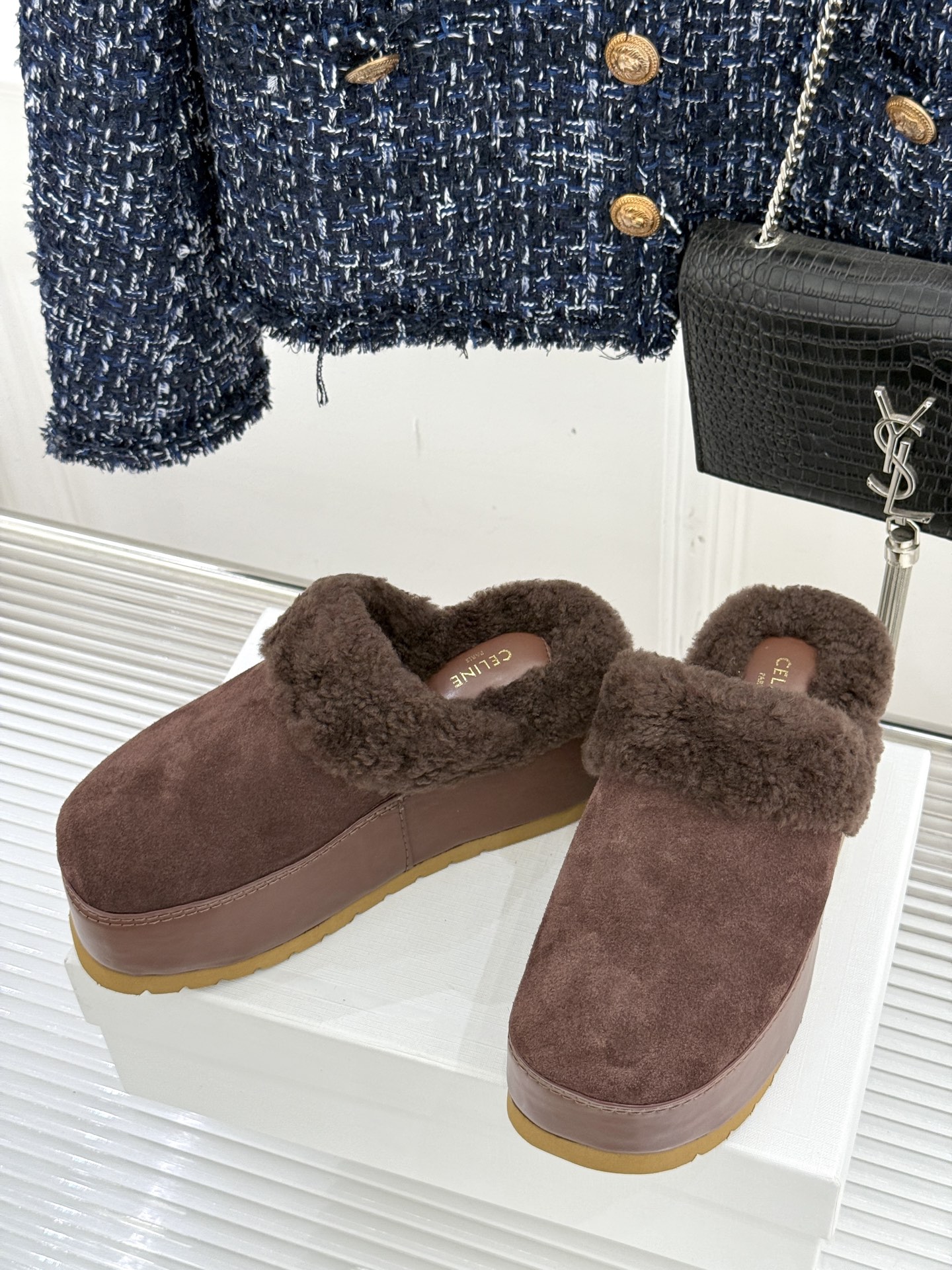 
Celine /塞琳25WF秋冬新品厚底毛毛半拖毛拖
这双鞋简直是时髦与舒适的完美结合
穿上它 仿佛一