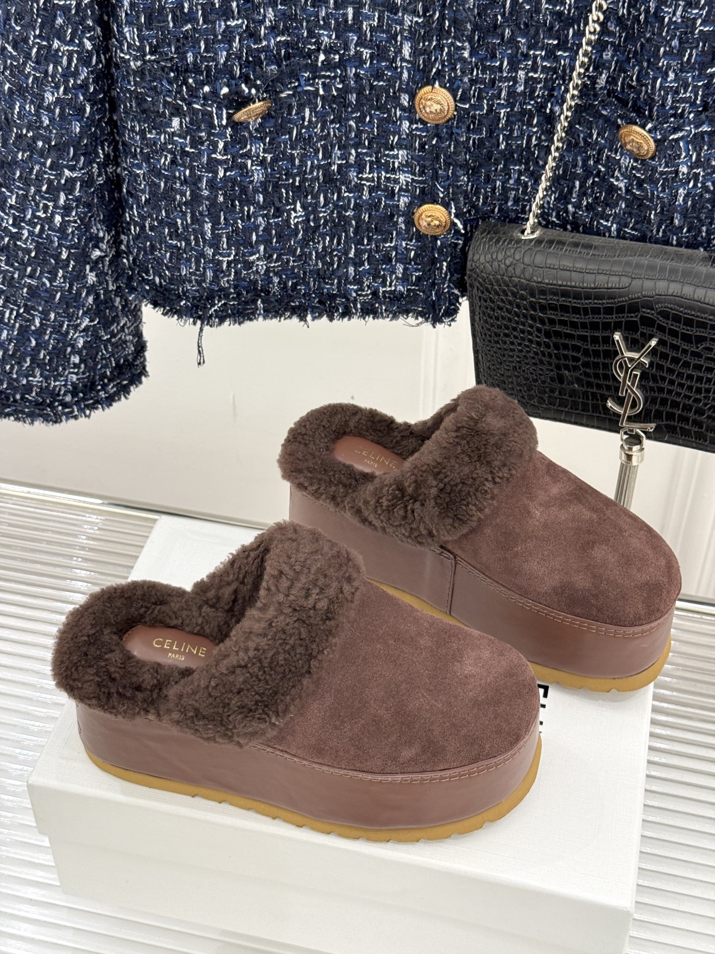 
Celine /塞琳25WF秋冬新品厚底毛毛半拖毛拖
这双鞋简直是时髦与舒适的完美结合
穿上它 仿佛一