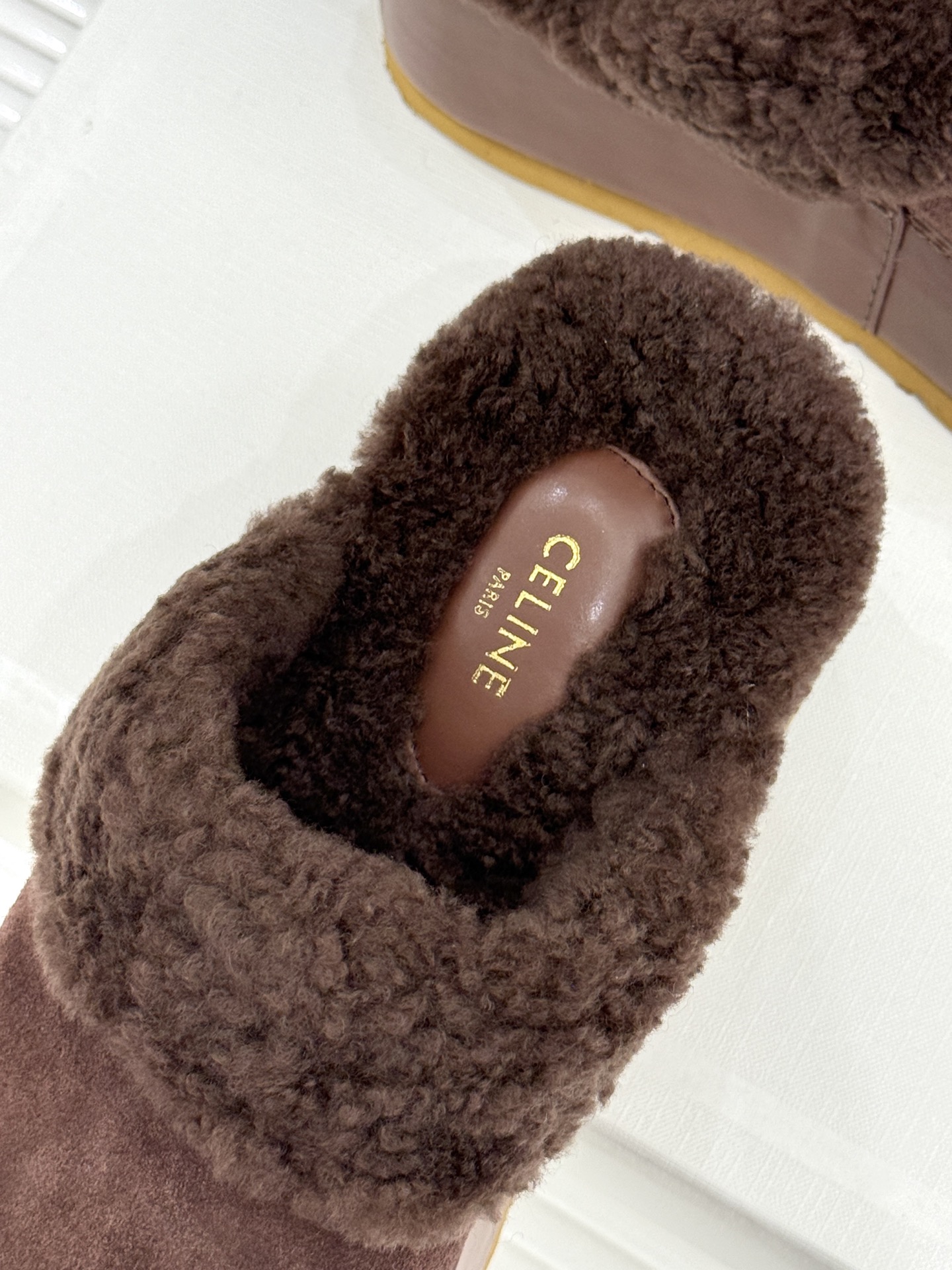 
Celine /塞琳25WF秋冬新品厚底毛毛半拖毛拖
这双鞋简直是时髦与舒适的完美结合
穿上它 仿佛一