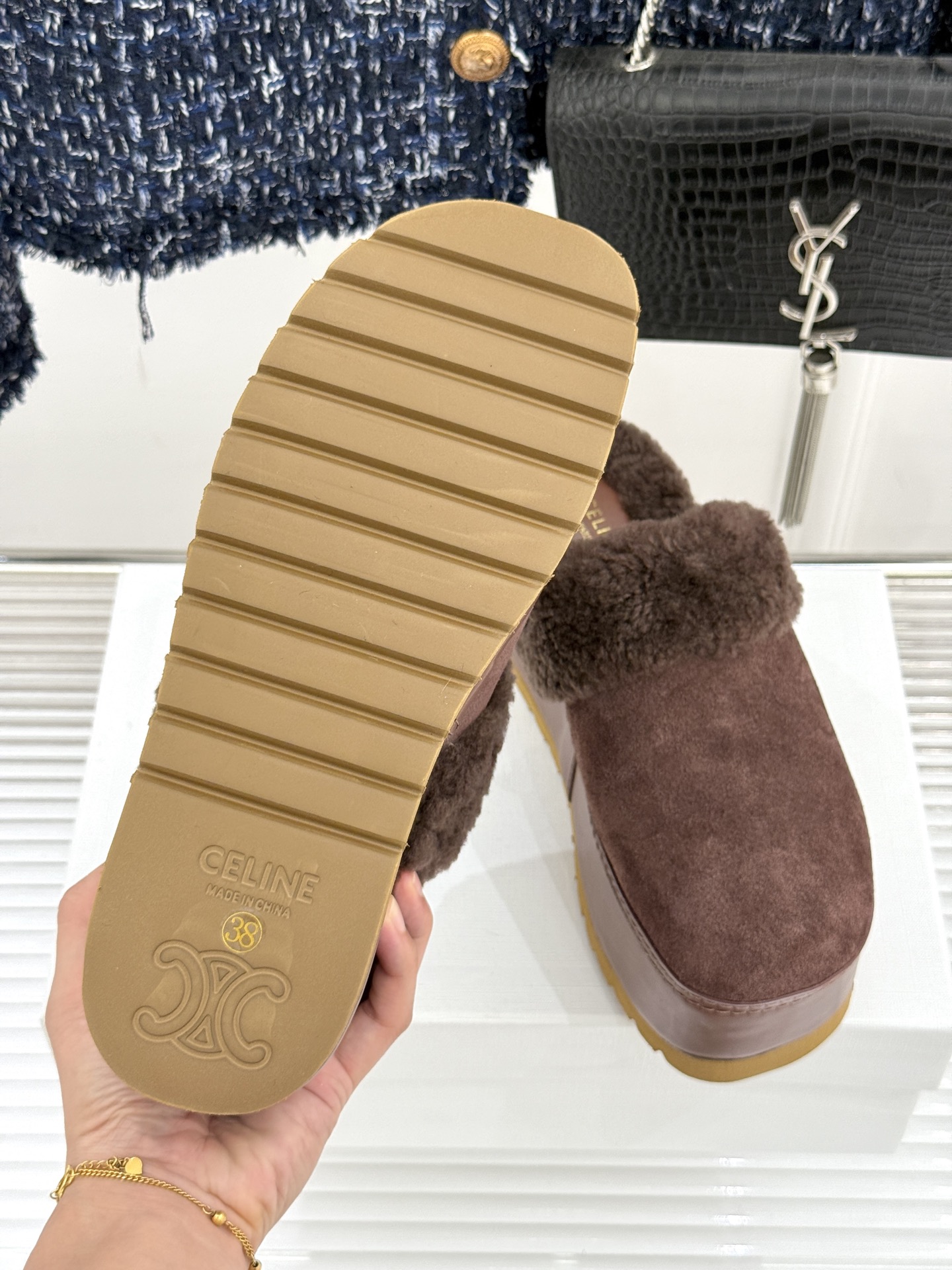 
Celine /塞琳25WF秋冬新品厚底毛毛半拖毛拖
这双鞋简直是时髦与舒适的完美结合
穿上它 仿佛一