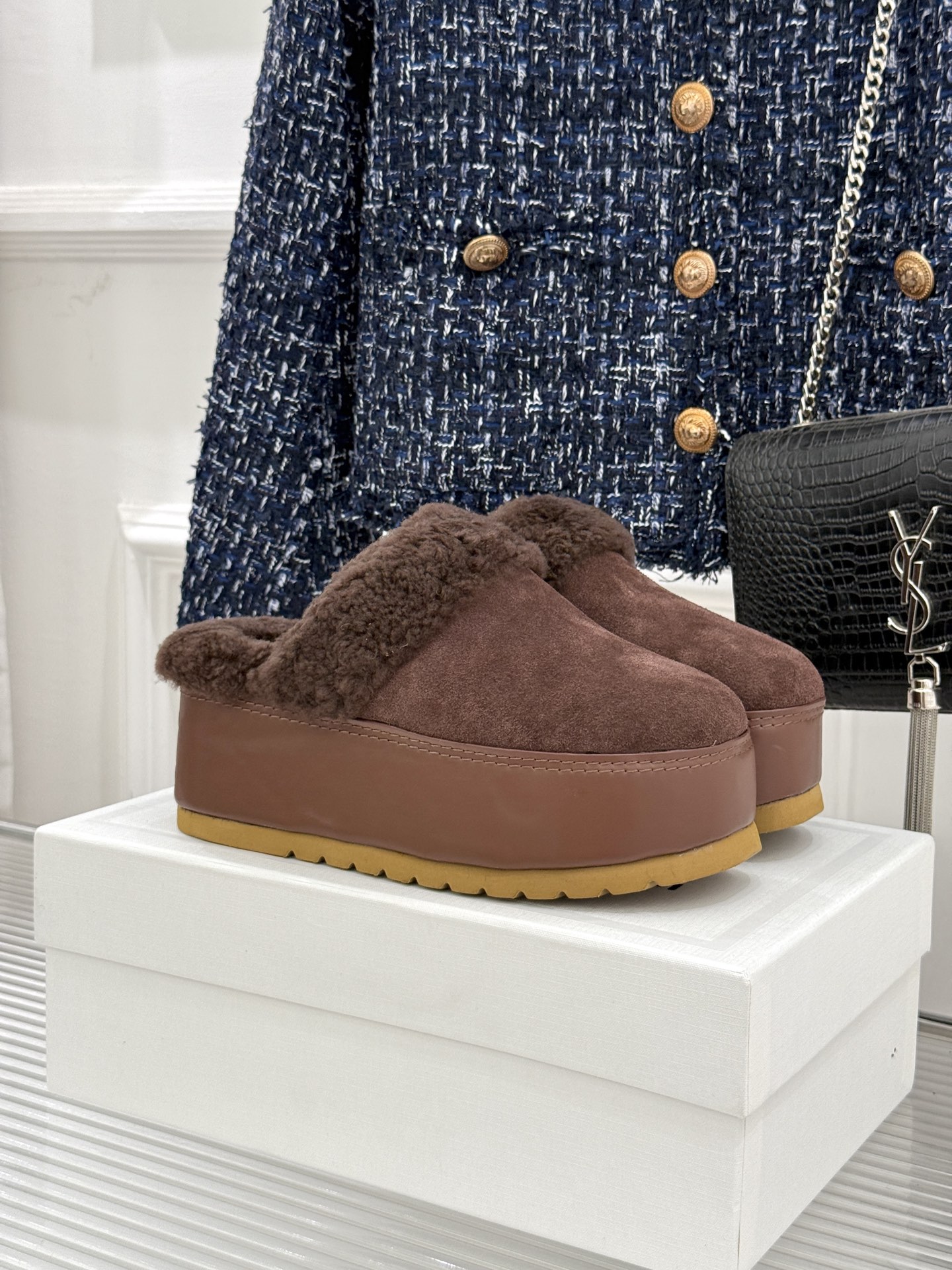 
Celine /塞琳25WF秋冬新品厚底毛毛半拖毛拖
这双鞋简直是时髦与舒适的完美结合
穿上它 仿佛一