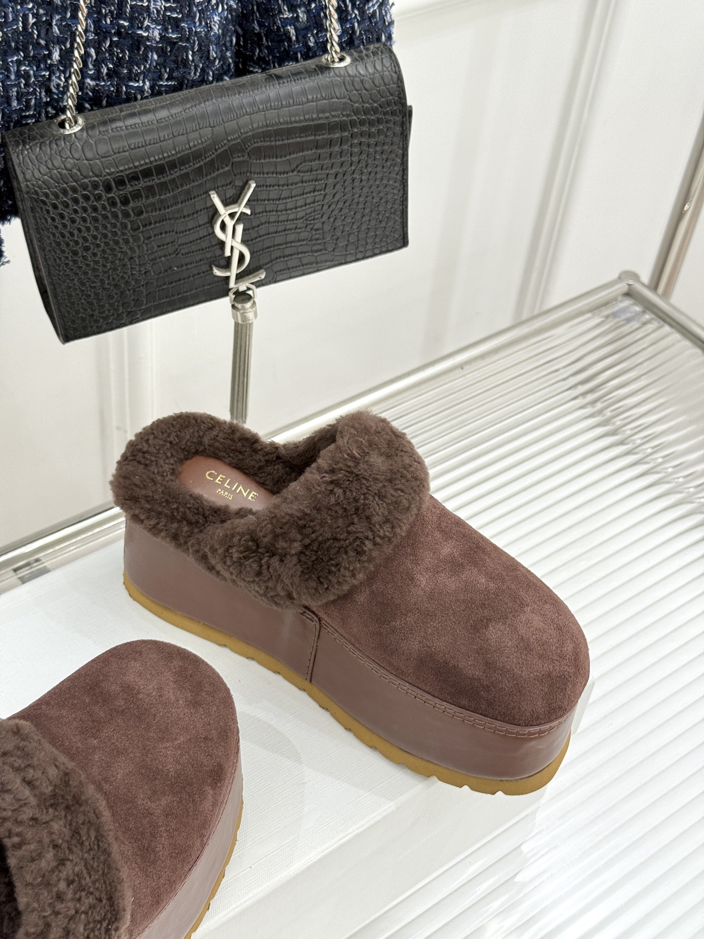 
Celine /塞琳25WF秋冬新品厚底毛毛半拖毛拖
这双鞋简直是时髦与舒适的完美结合
穿上它 仿佛一