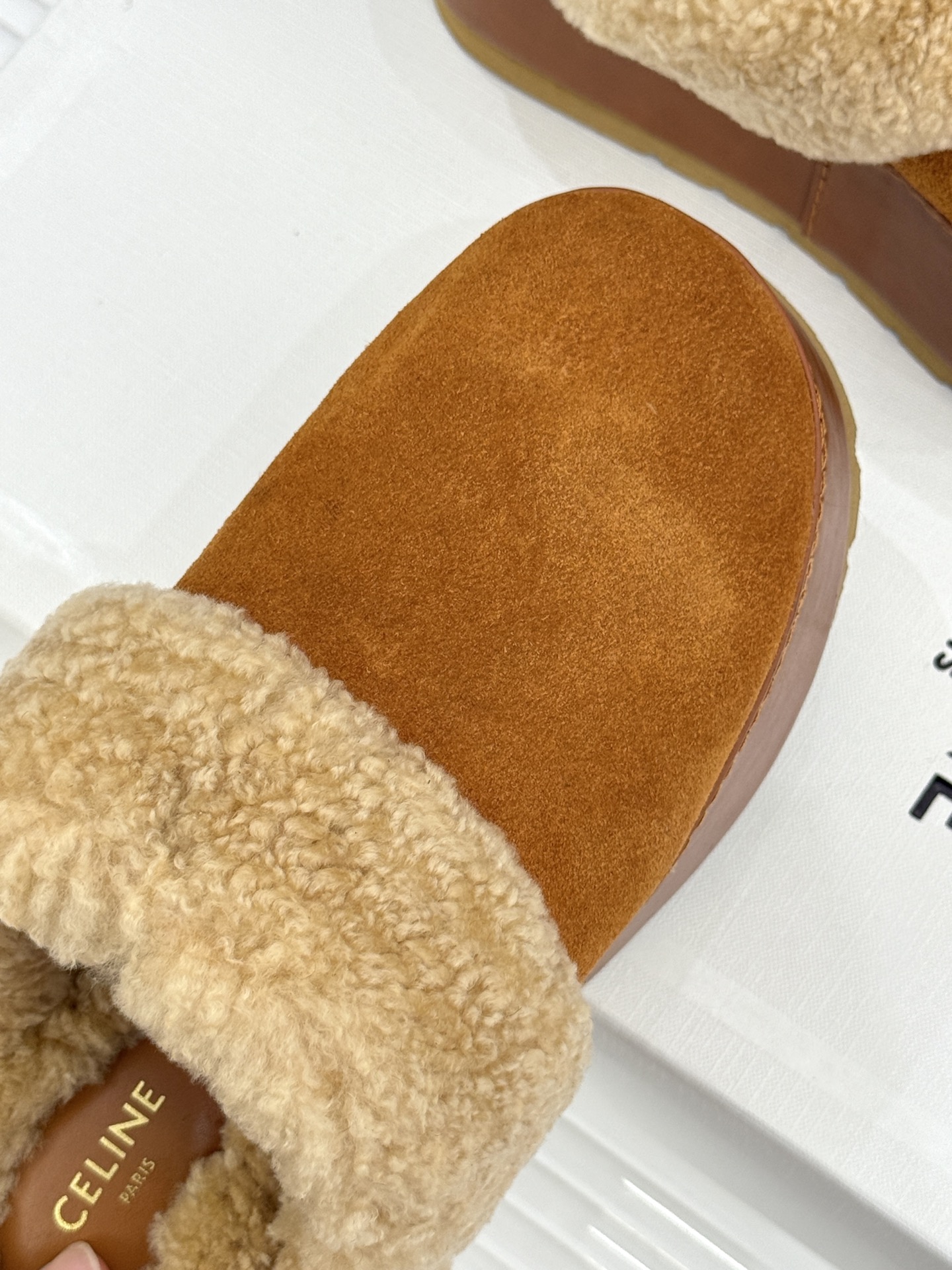 
Celine /塞琳25WF秋冬新品厚底毛毛半拖毛拖
这双鞋简直是时髦与舒适的完美结合
穿上它 仿佛一