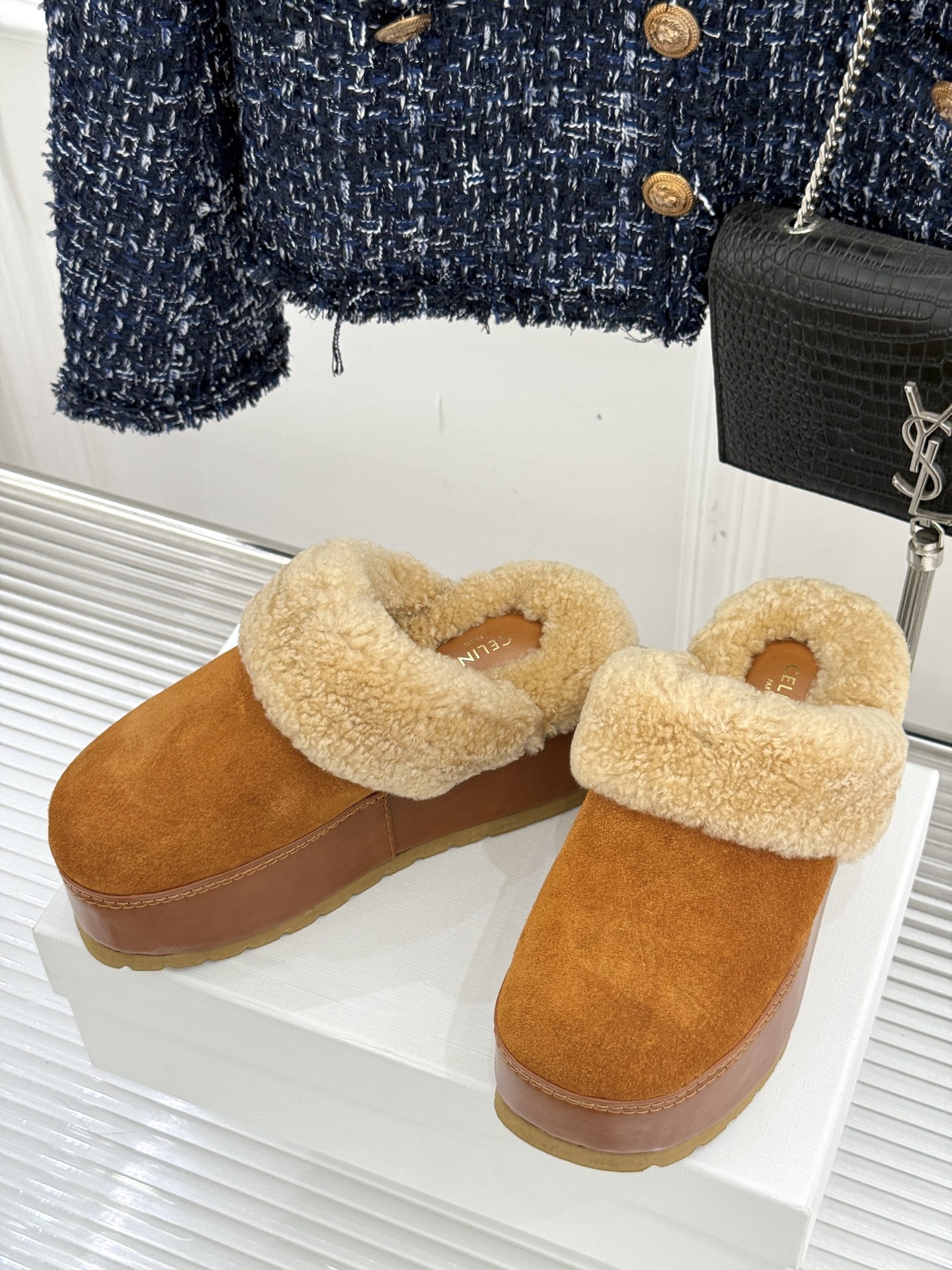 
Celine /塞琳25WF秋冬新品厚底毛毛半拖毛拖
这双鞋简直是时髦与舒适的完美结合
穿上它 仿佛一