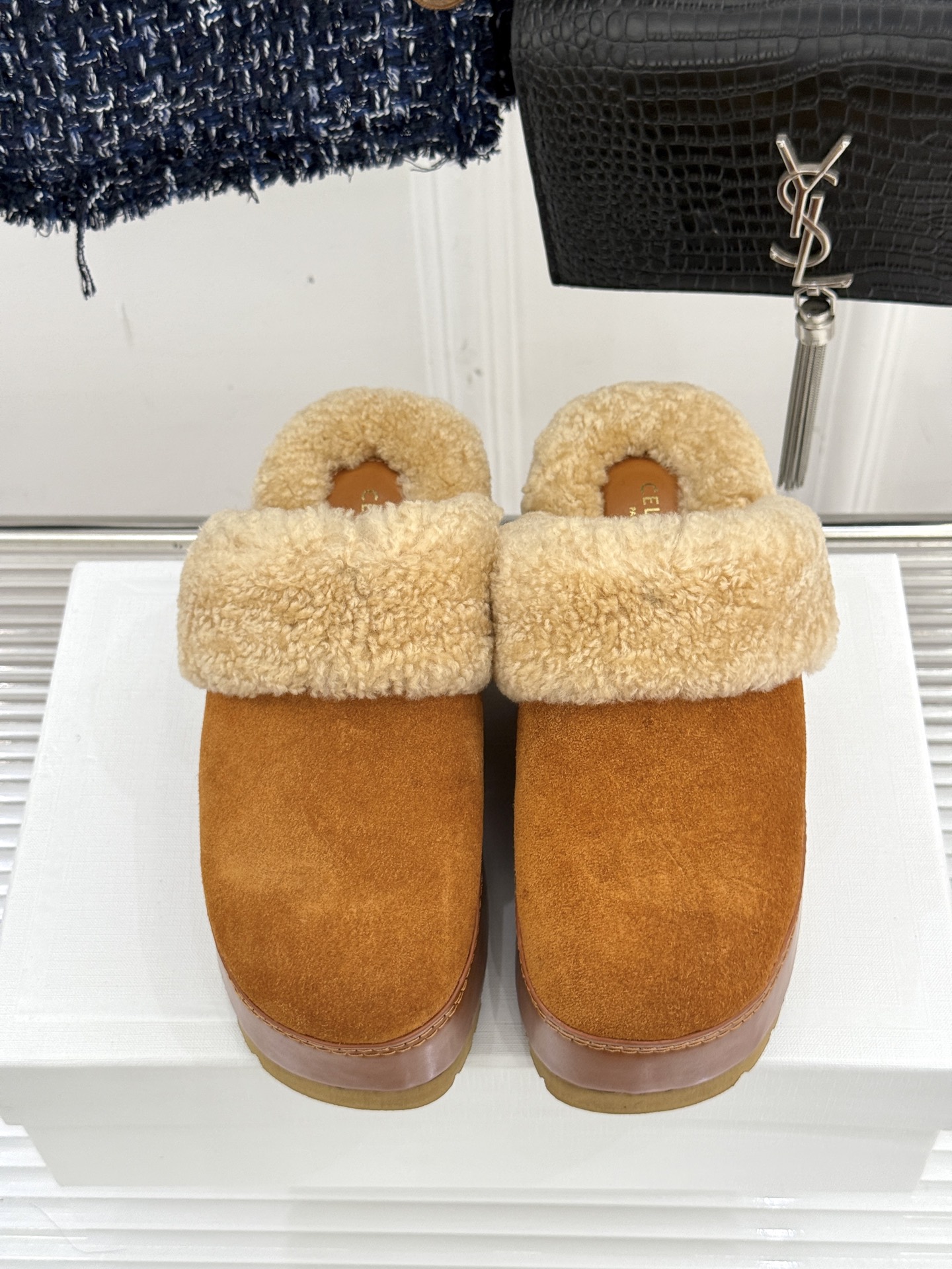
Celine /塞琳25WF秋冬新品厚底毛毛半拖毛拖
这双鞋简直是时髦与舒适的完美结合
穿上它 仿佛一