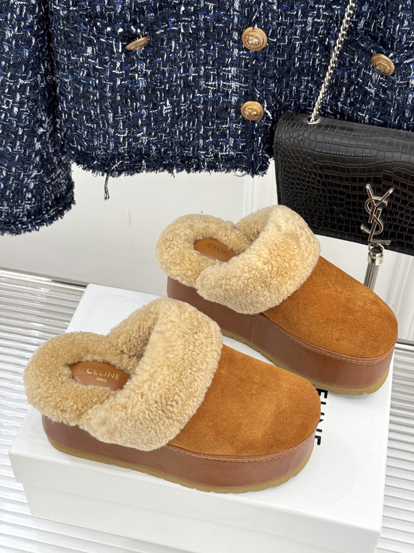 
Celine /塞琳25WF秋冬新品厚底毛毛半拖毛拖
这双鞋简直是时髦与舒适的完美结合
穿上它 仿佛一