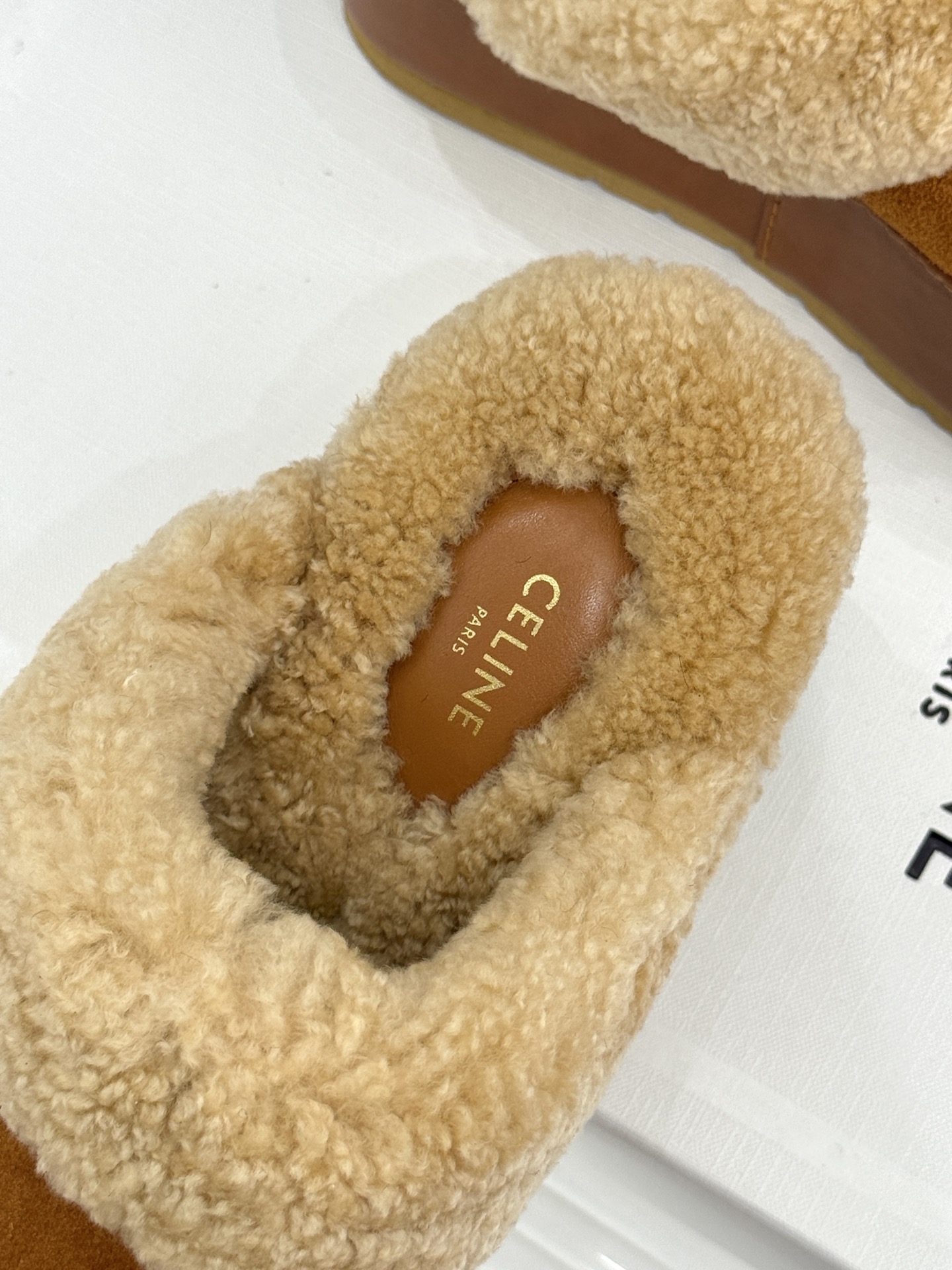 
Celine /塞琳25WF秋冬新品厚底毛毛半拖毛拖
这双鞋简直是时髦与舒适的完美结合
穿上它 仿佛一