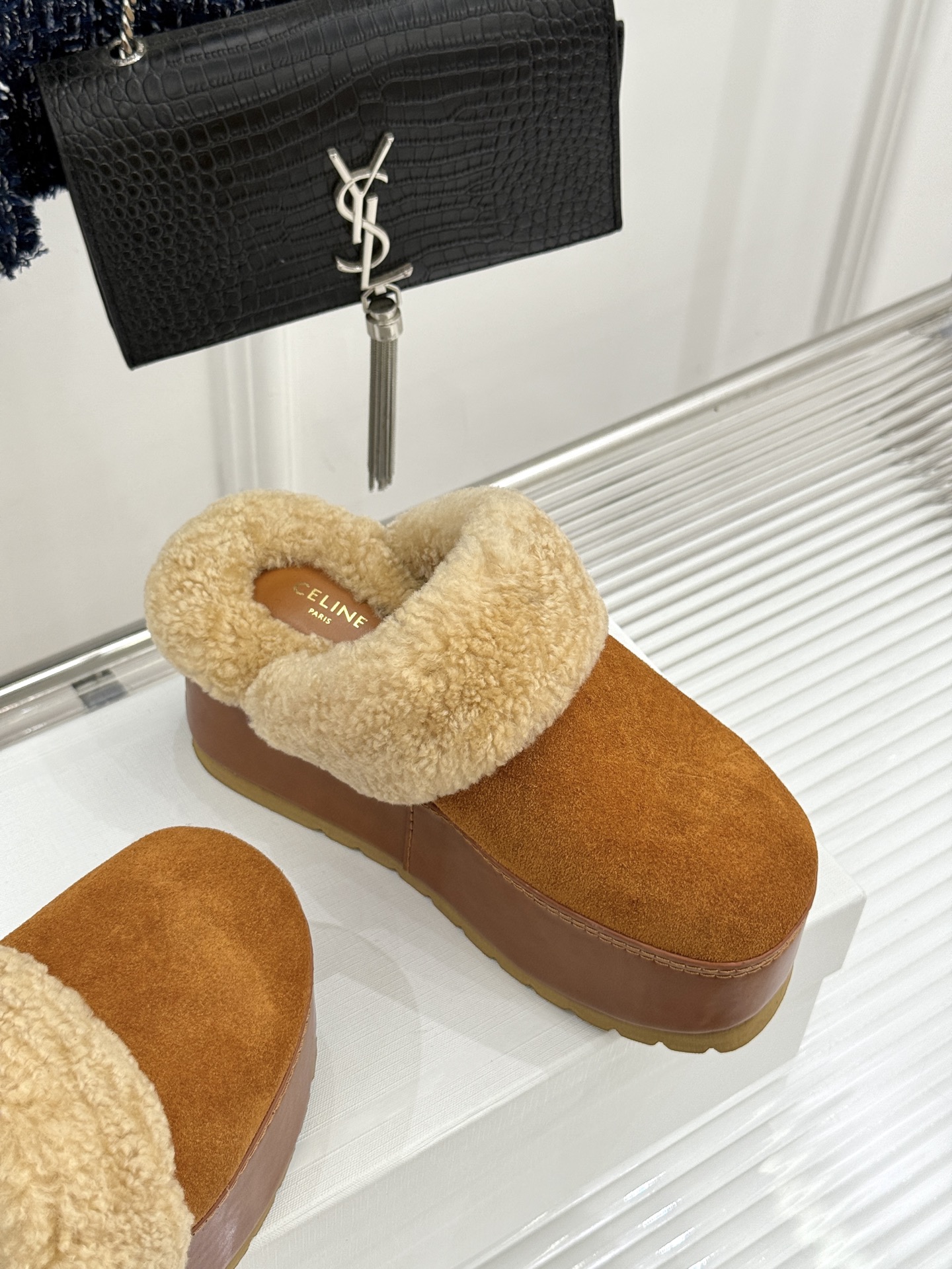
Celine /塞琳25WF秋冬新品厚底毛毛半拖毛拖
这双鞋简直是时髦与舒适的完美结合
穿上它 仿佛一