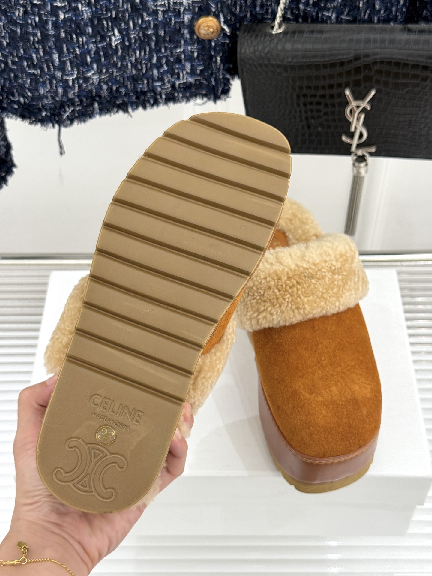 
Celine /塞琳25WF秋冬新品厚底毛毛半拖毛拖
这双鞋简直是时髦与舒适的完美结合
穿上它 仿佛一