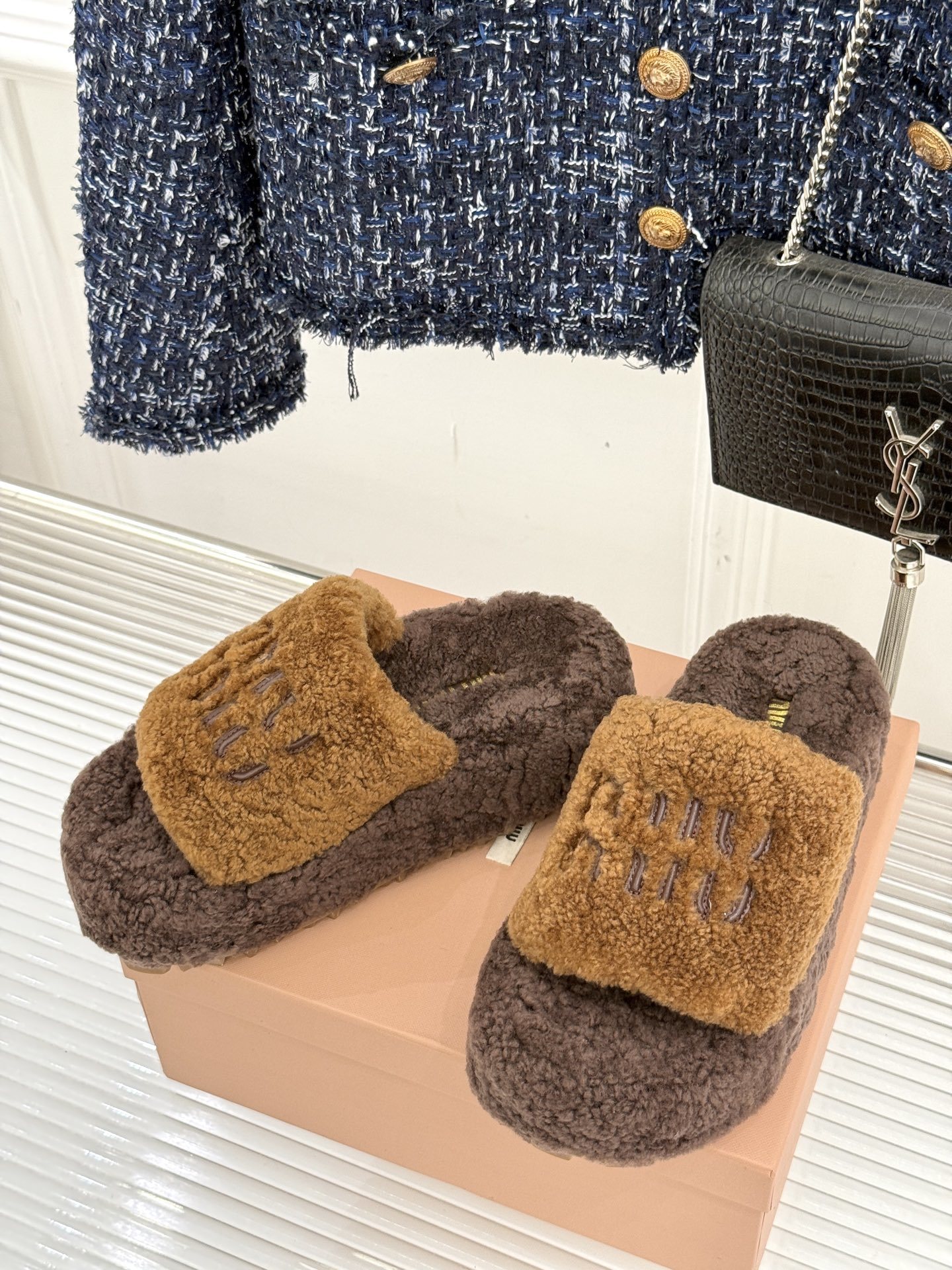 Miu Miu/缪缪25WF秋季新品字母厚底毛拖
寒风瑟瑟的季节 时髦精的冬日挚爱
一双温暖又吸睛的毛