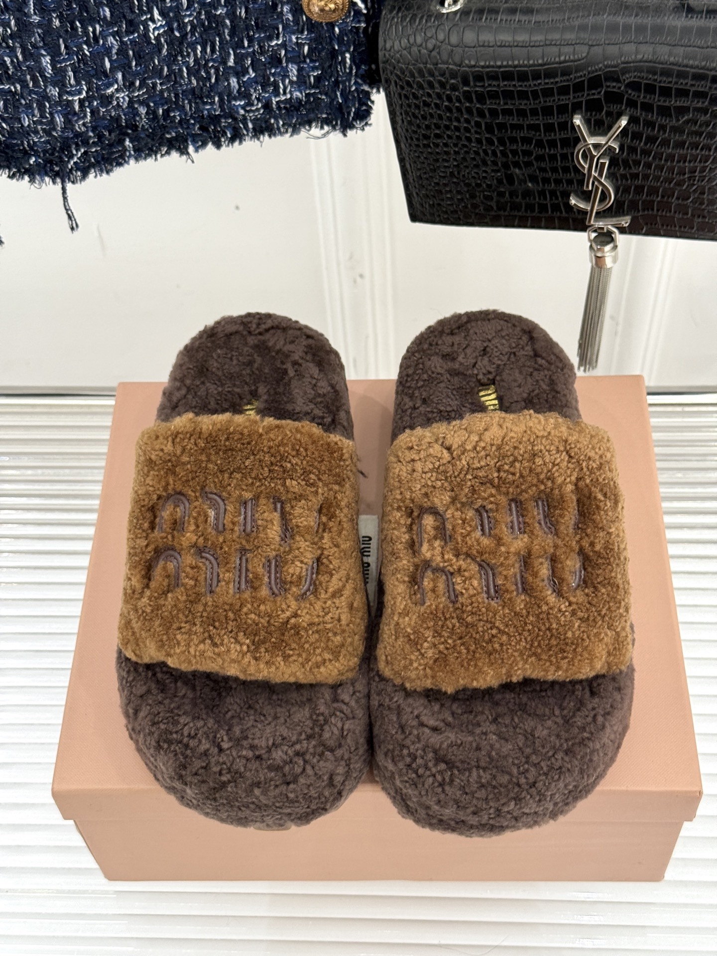Miu Miu/缪缪25WF秋季新品字母厚底毛拖
寒风瑟瑟的季节 时髦精的冬日挚爱
一双温暖又吸睛的毛