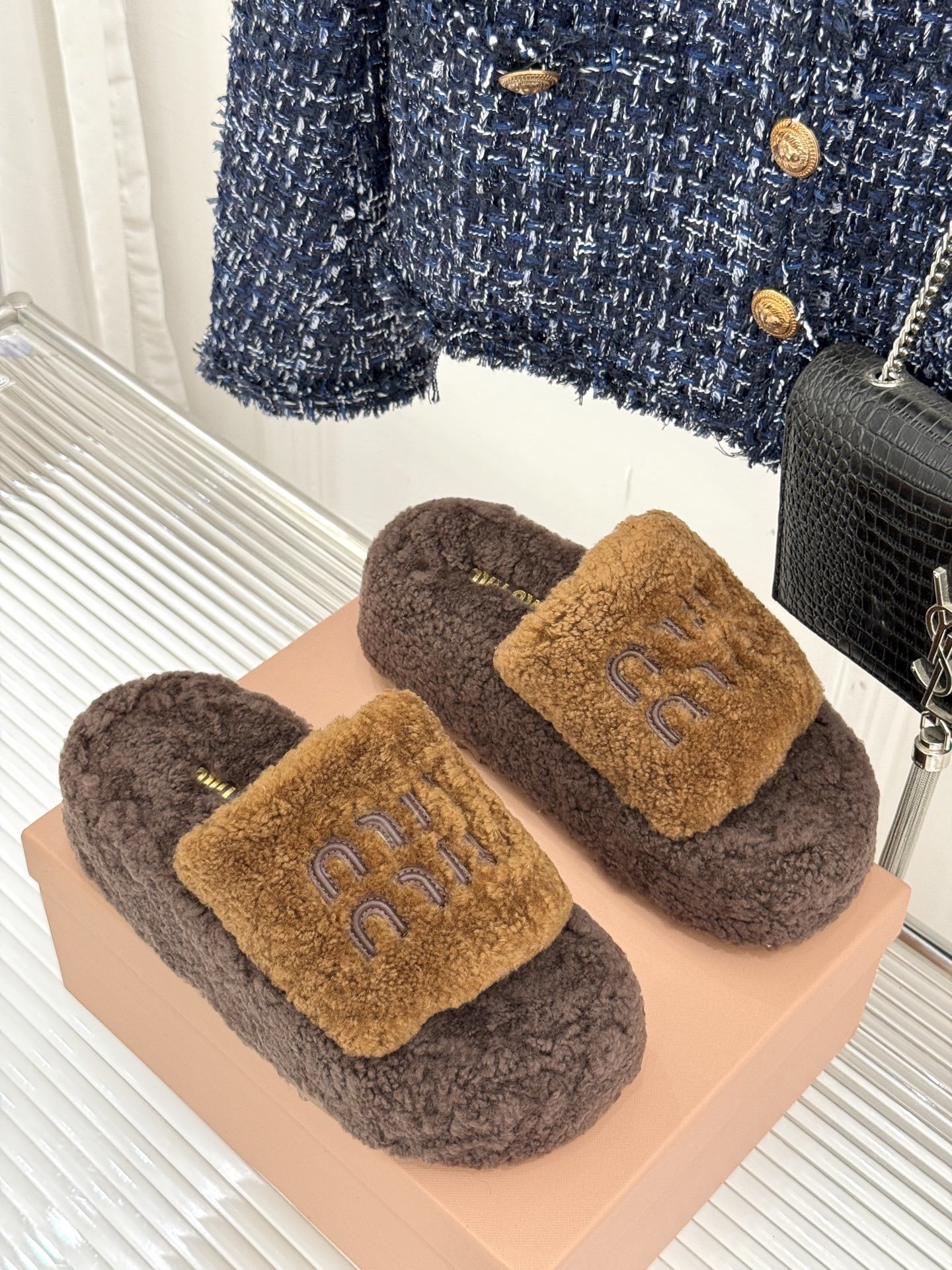 Miu Miu/缪缪25WF秋季新品字母厚底毛拖
寒风瑟瑟的季节 时髦精的冬日挚爱
一双温暖又吸睛的毛