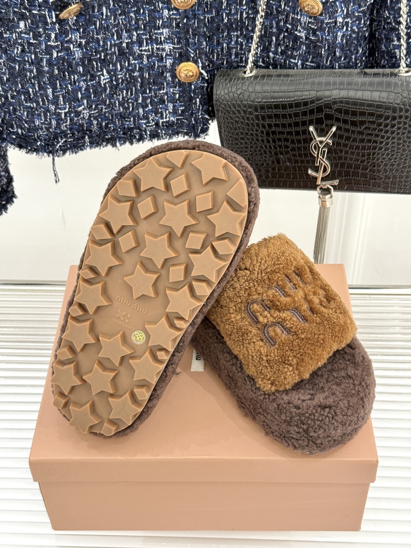 Miu Miu/缪缪25WF秋季新品字母厚底毛拖
寒风瑟瑟的季节 时髦精的冬日挚爱
一双温暖又吸睛的毛