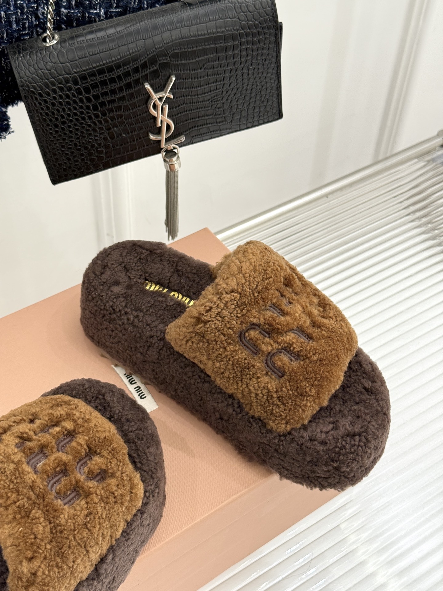 Miu Miu/缪缪25WF秋季新品字母厚底毛拖
寒风瑟瑟的季节 时髦精的冬日挚爱
一双温暖又吸睛的毛