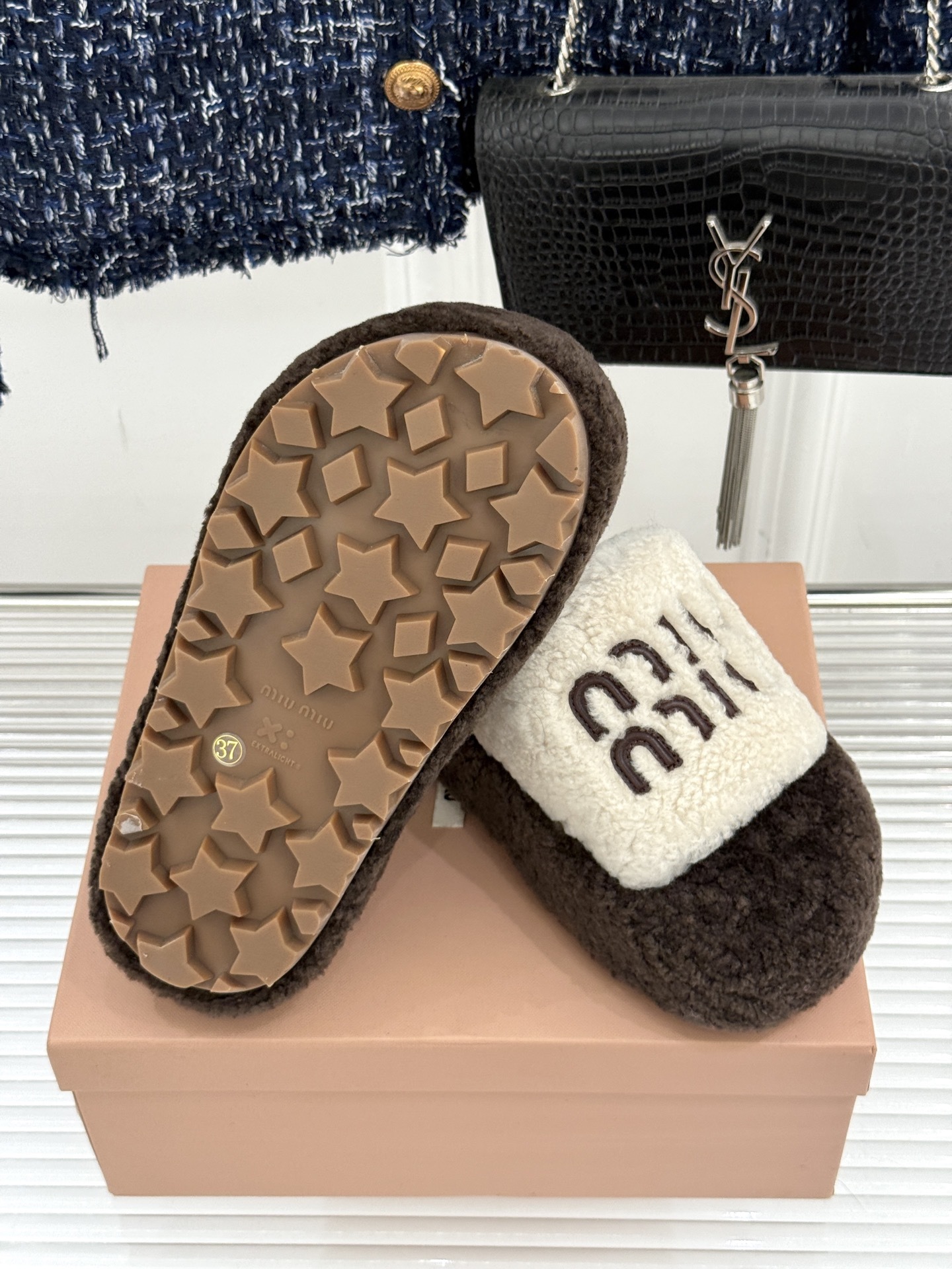 Miu Miu/缪缪25WF秋季新品字母厚底毛拖
寒风瑟瑟的季节 时髦精的冬日挚爱
一双温暖又吸睛的毛