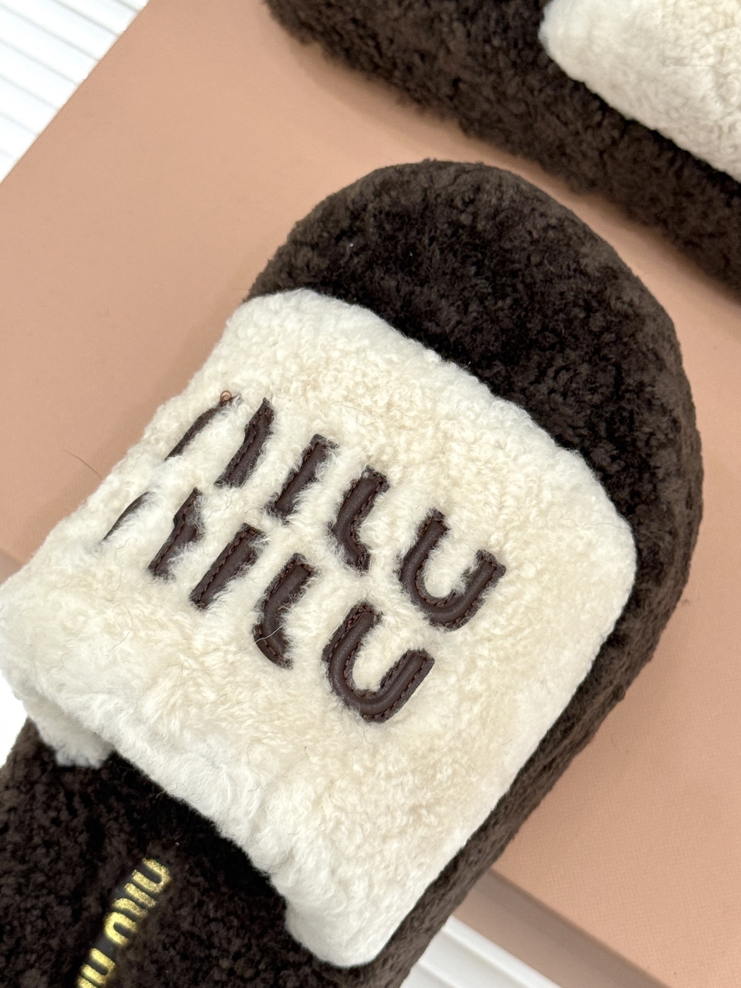 Miu Miu/缪缪25WF秋季新品字母厚底毛拖
寒风瑟瑟的季节 时髦精的冬日挚爱
一双温暖又吸睛的毛