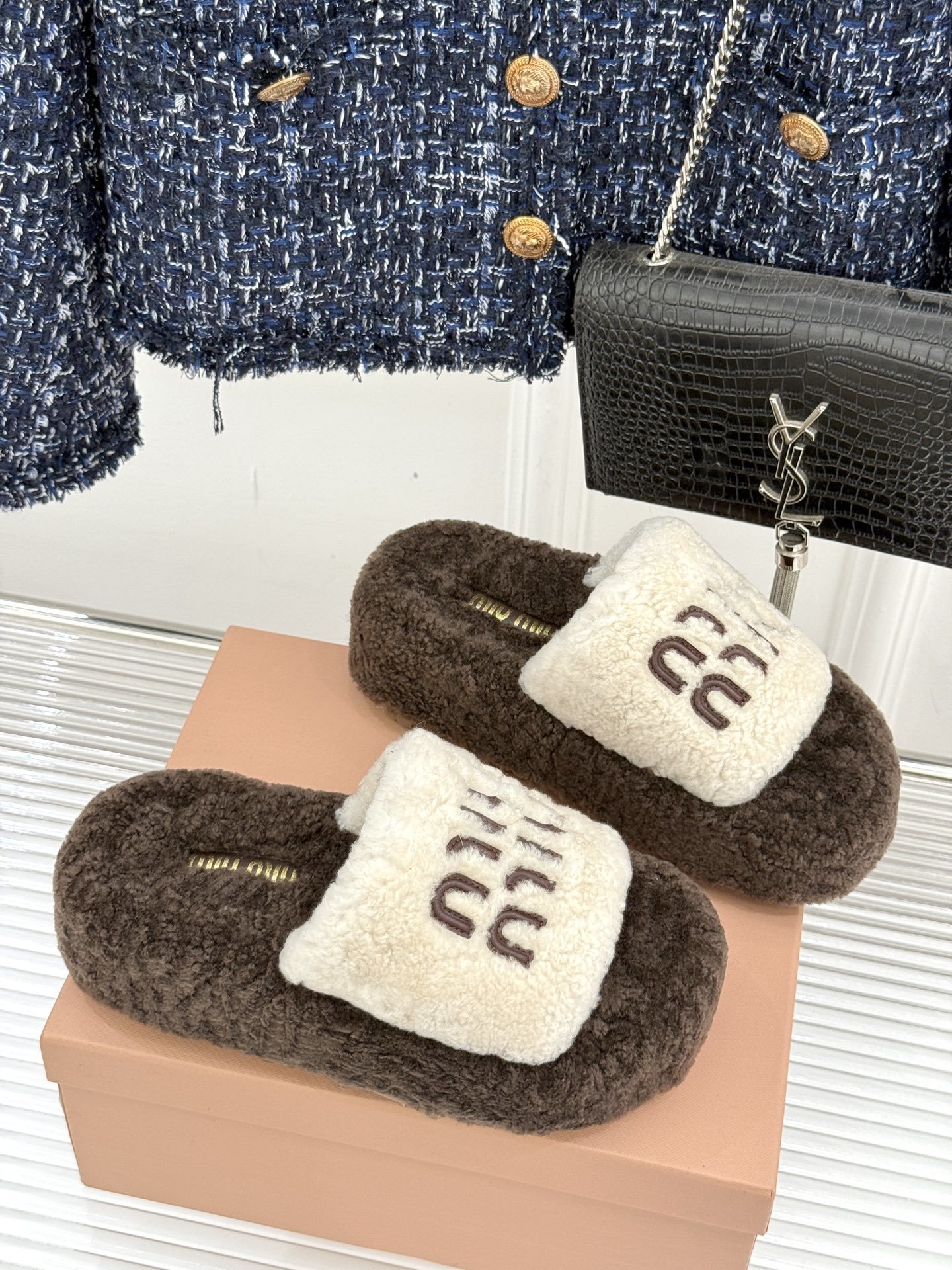 Miu Miu/缪缪25WF秋季新品字母厚底毛拖
寒风瑟瑟的季节 时髦精的冬日挚爱
一双温暖又吸睛的毛