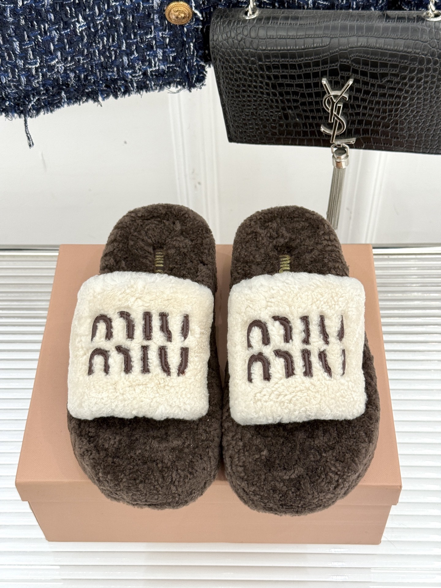 Miu Miu/缪缪25WF秋季新品字母厚底毛拖
寒风瑟瑟的季节 时髦精的冬日挚爱
一双温暖又吸睛的毛