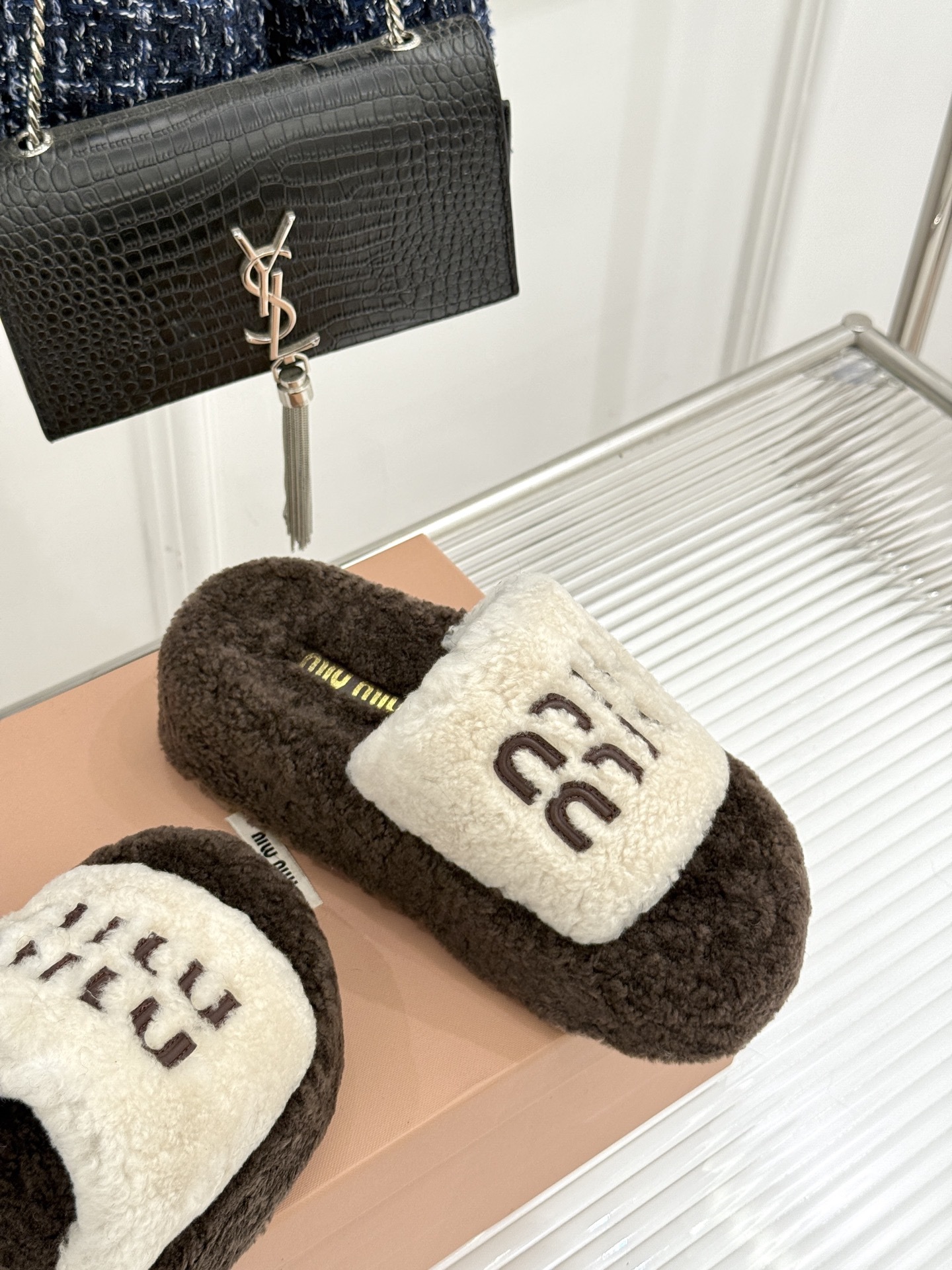Miu Miu/缪缪25WF秋季新品字母厚底毛拖
寒风瑟瑟的季节 时髦精的冬日挚爱
一双温暖又吸睛的毛