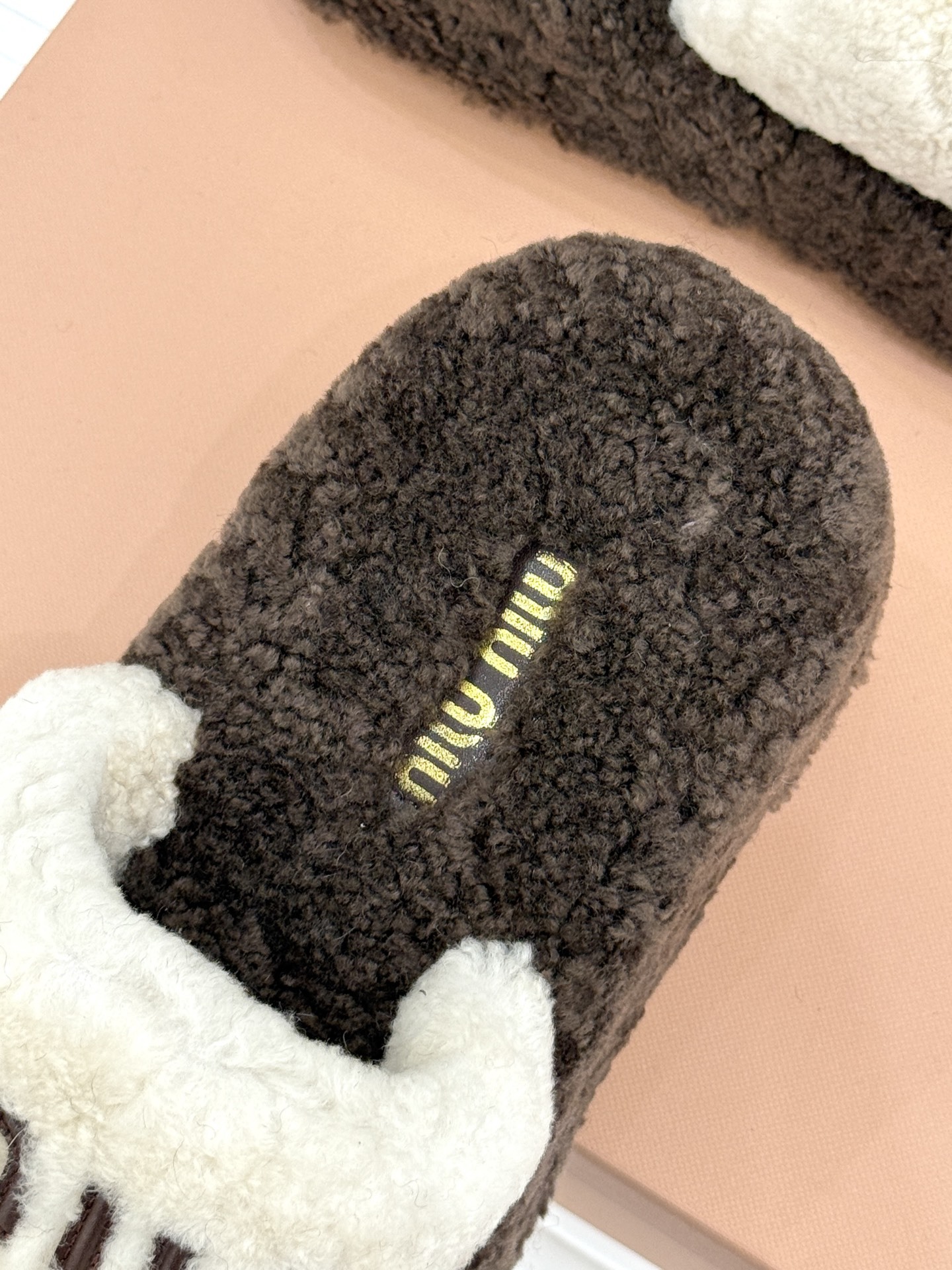 Miu Miu/缪缪25WF秋季新品字母厚底毛拖
寒风瑟瑟的季节 时髦精的冬日挚爱
一双温暖又吸睛的毛