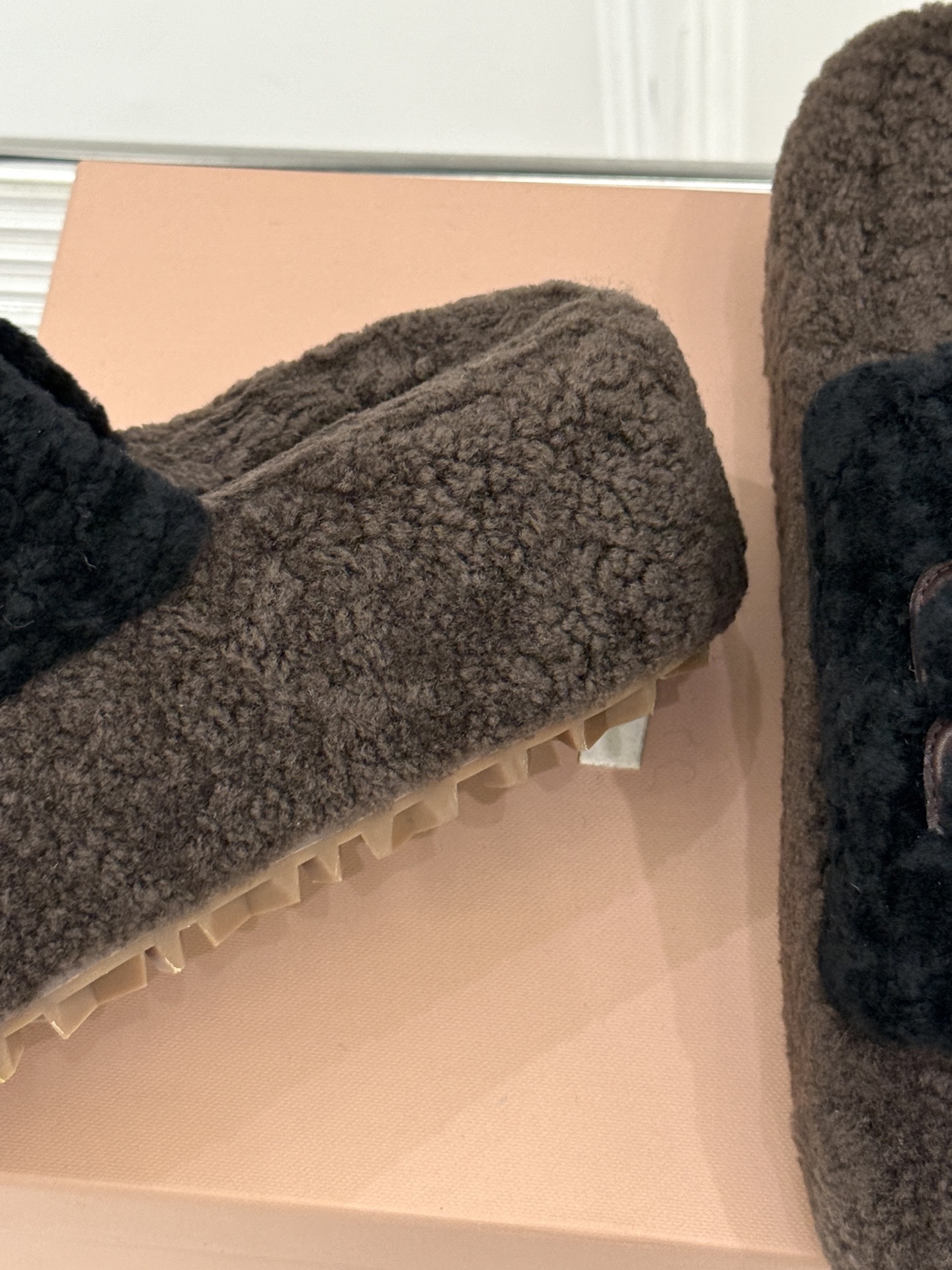 Miu Miu/缪缪25WF秋季新品字母厚底毛拖
寒风瑟瑟的季节 时髦精的冬日挚爱
一双温暖又吸睛的毛