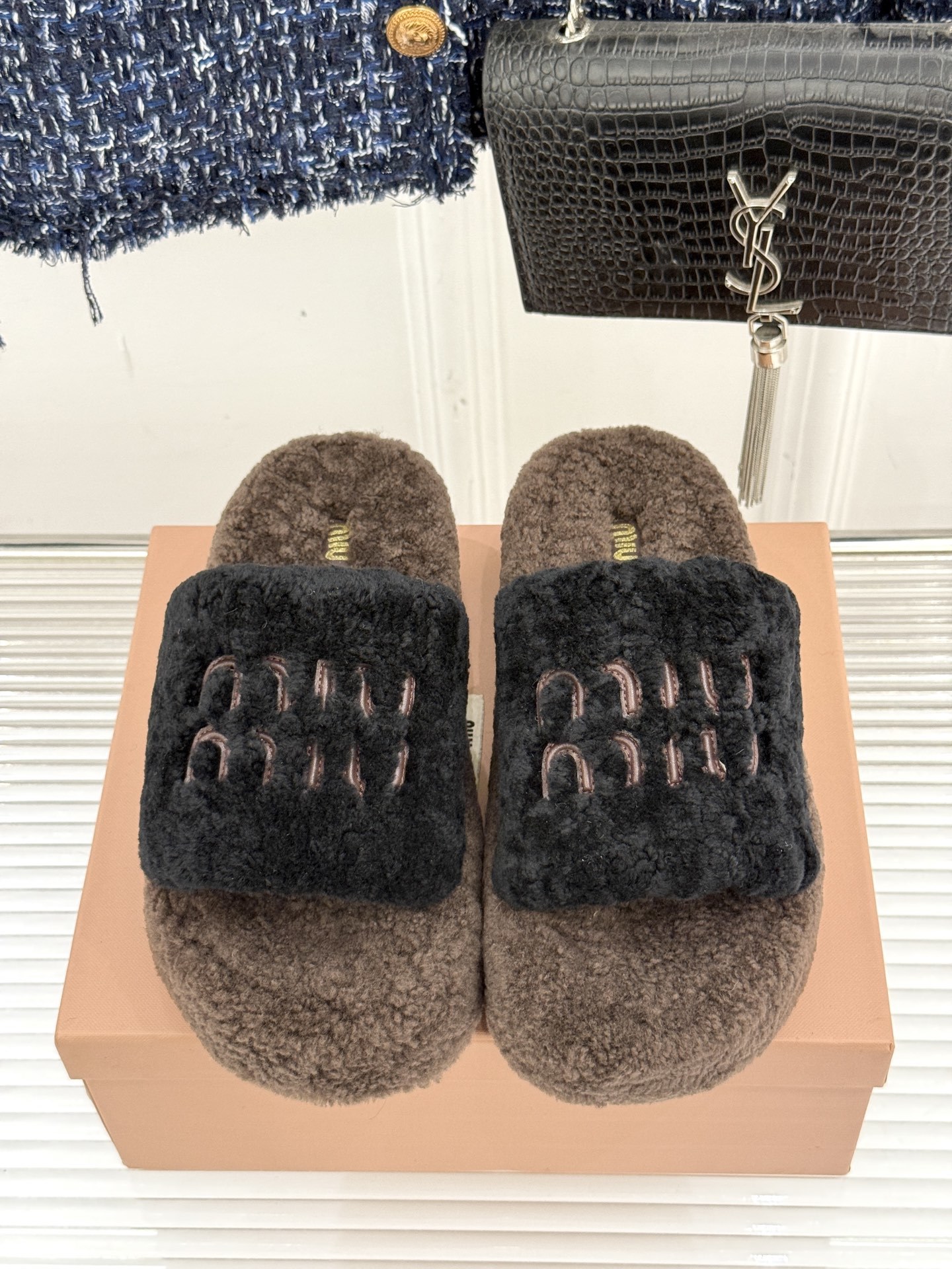 Miu Miu/缪缪25WF秋季新品字母厚底毛拖
寒风瑟瑟的季节 时髦精的冬日挚爱
一双温暖又吸睛的毛