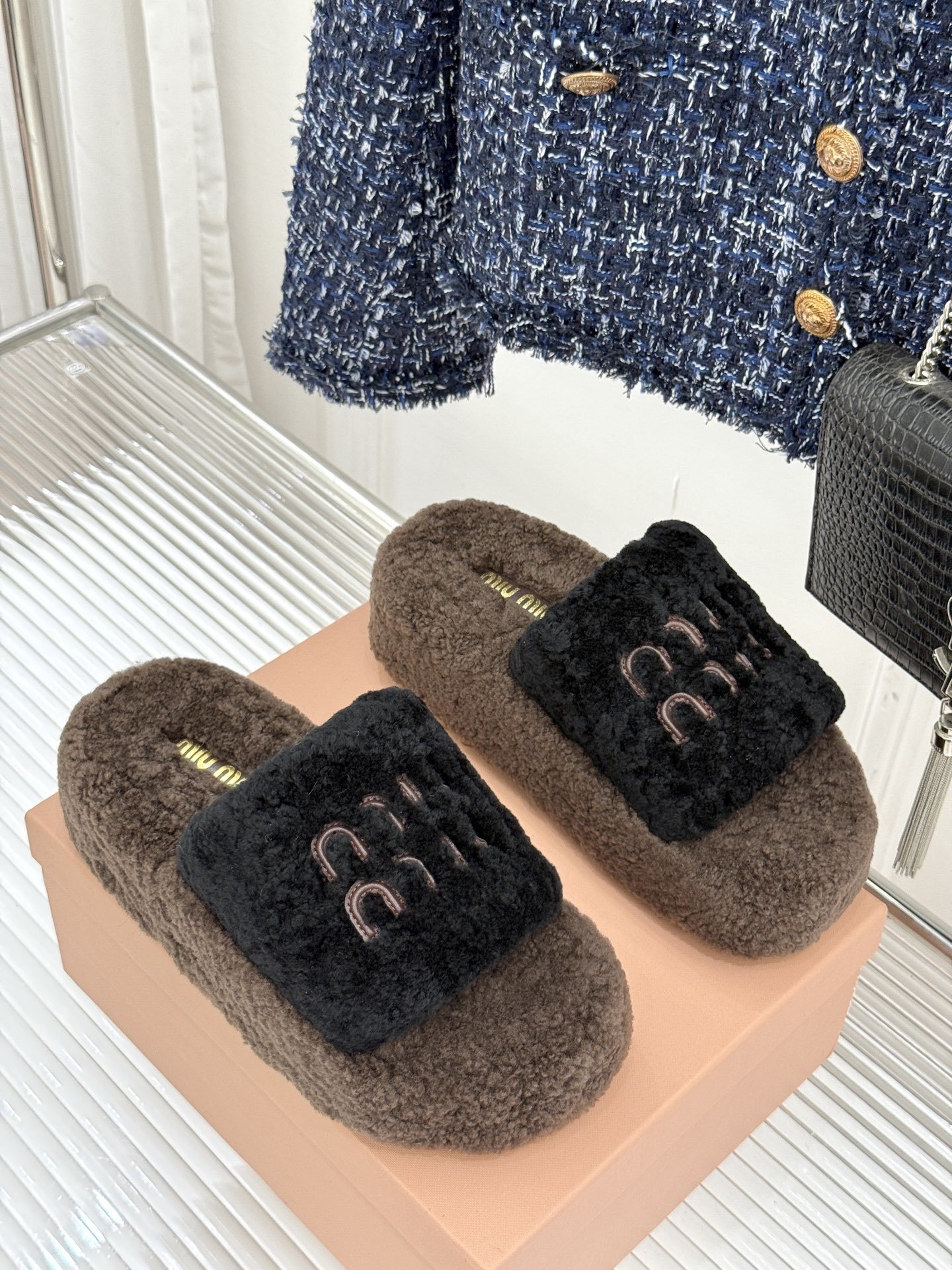 Miu Miu/缪缪25WF秋季新品字母厚底毛拖
寒风瑟瑟的季节 时髦精的冬日挚爱
一双温暖又吸睛的毛