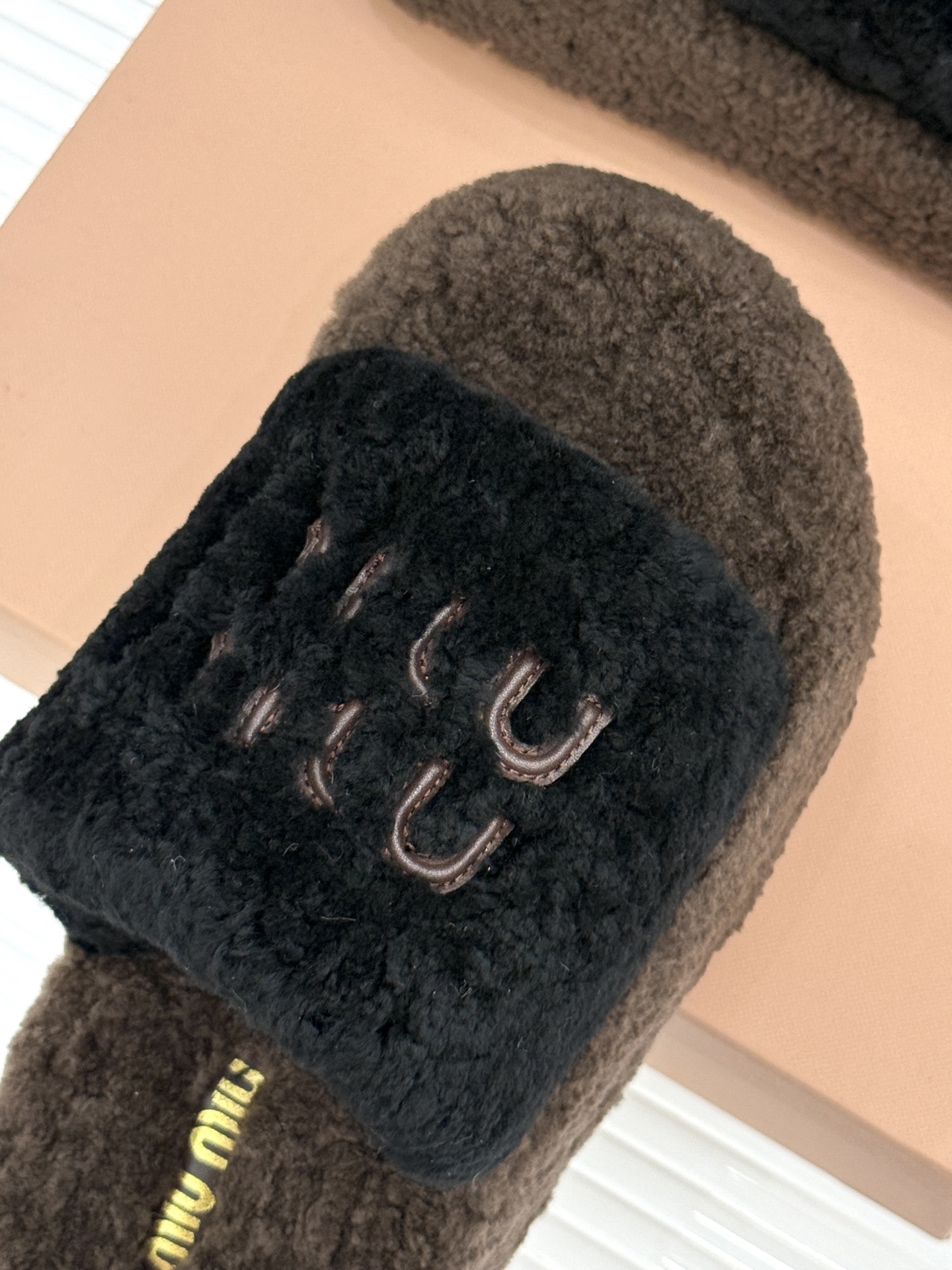 Miu Miu/缪缪25WF秋季新品字母厚底毛拖
寒风瑟瑟的季节 时髦精的冬日挚爱
一双温暖又吸睛的毛