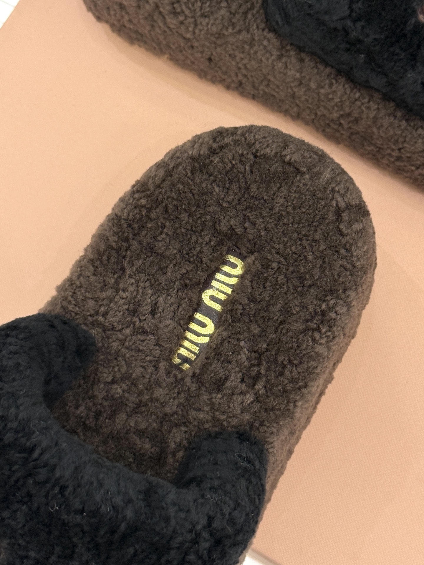 Miu Miu/缪缪25WF秋季新品字母厚底毛拖
寒风瑟瑟的季节 时髦精的冬日挚爱
一双温暖又吸睛的毛