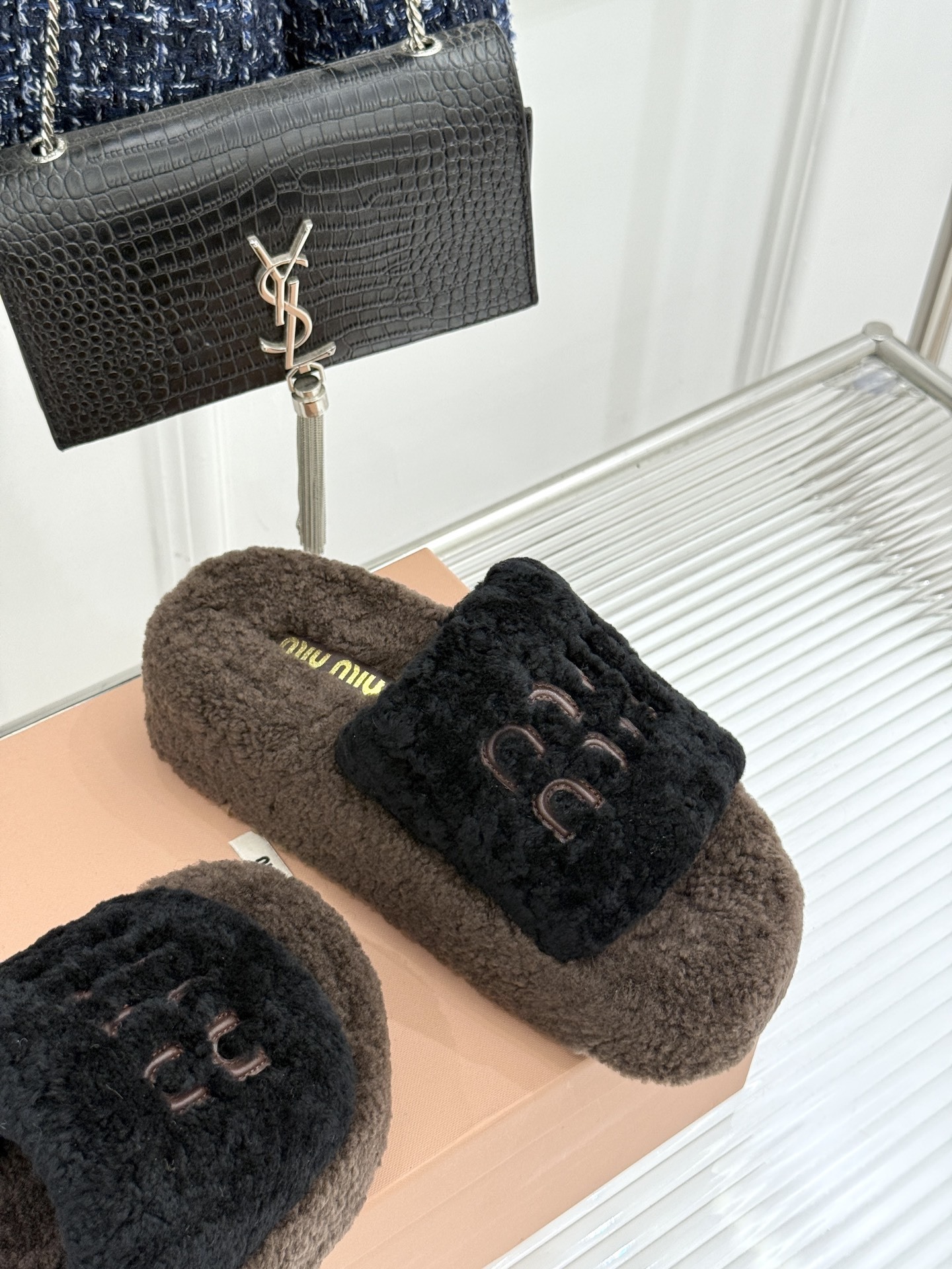 Miu Miu/缪缪25WF秋季新品字母厚底毛拖
寒风瑟瑟的季节 时髦精的冬日挚爱
一双温暖又吸睛的毛