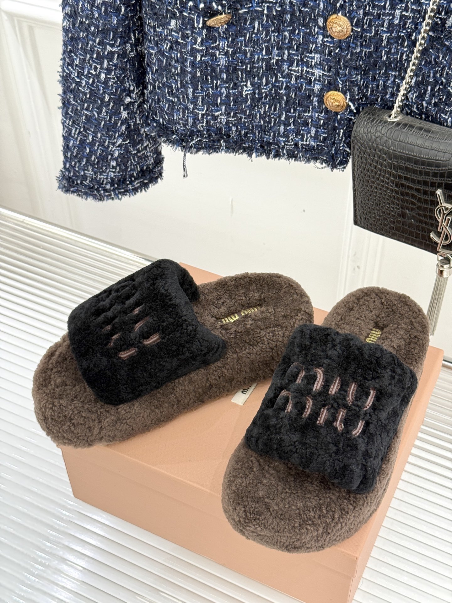 Miu Miu/缪缪25WF秋季新品字母厚底毛拖
寒风瑟瑟的季节 时髦精的冬日挚爱
一双温暖又吸睛的毛