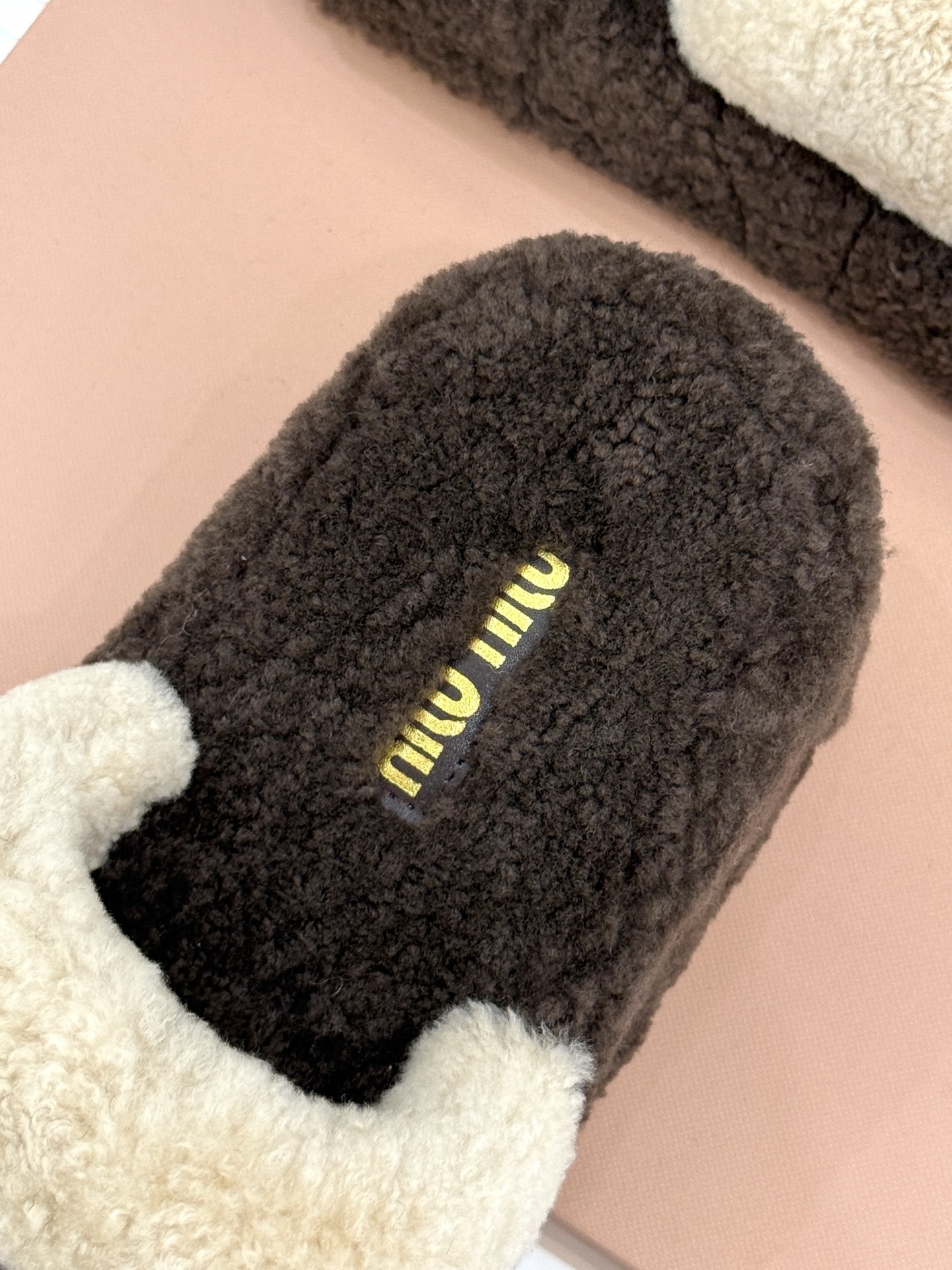 Miu Miu/缪缪25WF秋季新品字母厚底毛拖
寒风瑟瑟的季节 时髦精的冬日挚爱
一双温暖又吸睛的毛