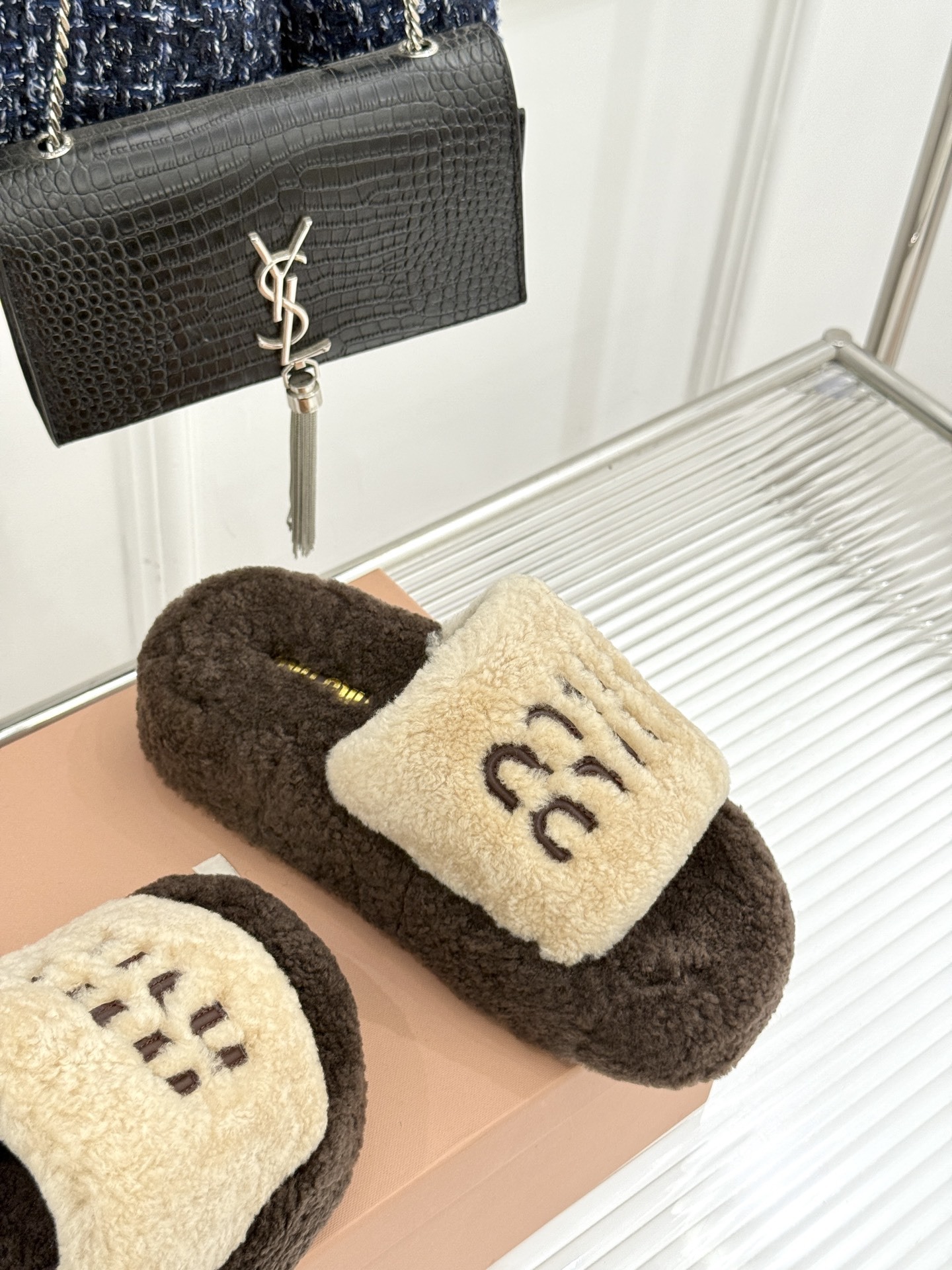 Miu Miu/缪缪25WF秋季新品字母厚底毛拖
寒风瑟瑟的季节 时髦精的冬日挚爱
一双温暖又吸睛的毛