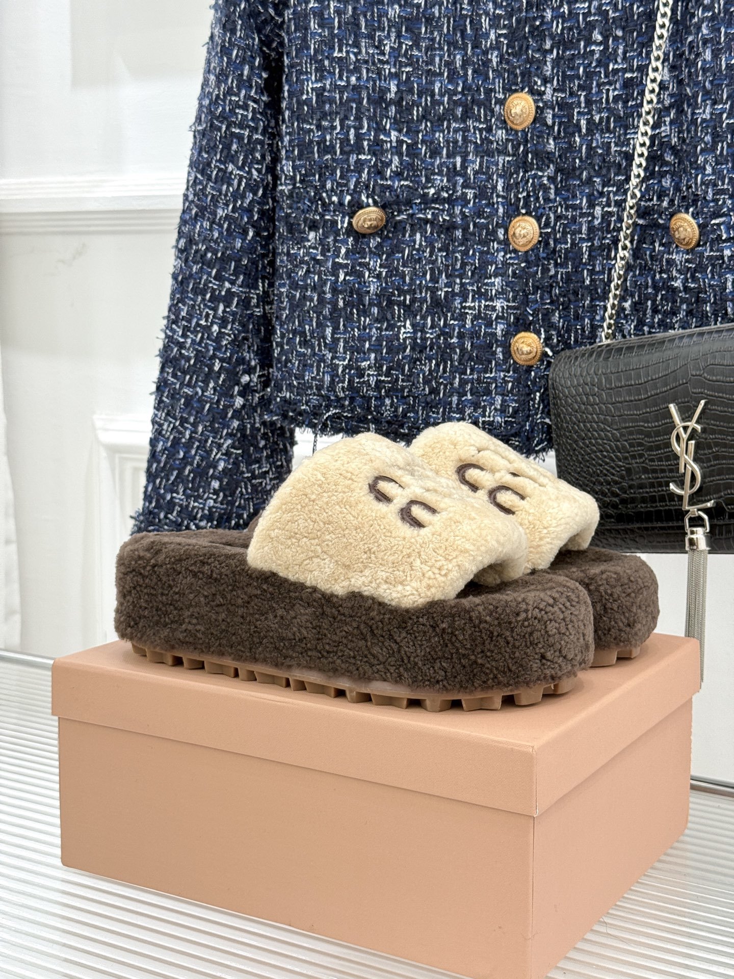 Miu Miu/缪缪25WF秋季新品字母厚底毛拖
寒风瑟瑟的季节 时髦精的冬日挚爱
一双温暖又吸睛的毛
