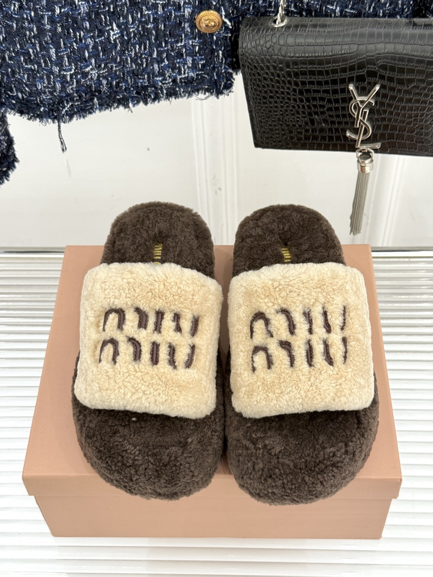 Miu Miu/缪缪25WF秋季新品字母厚底毛拖
寒风瑟瑟的季节 时髦精的冬日挚爱
一双温暖又吸睛的毛