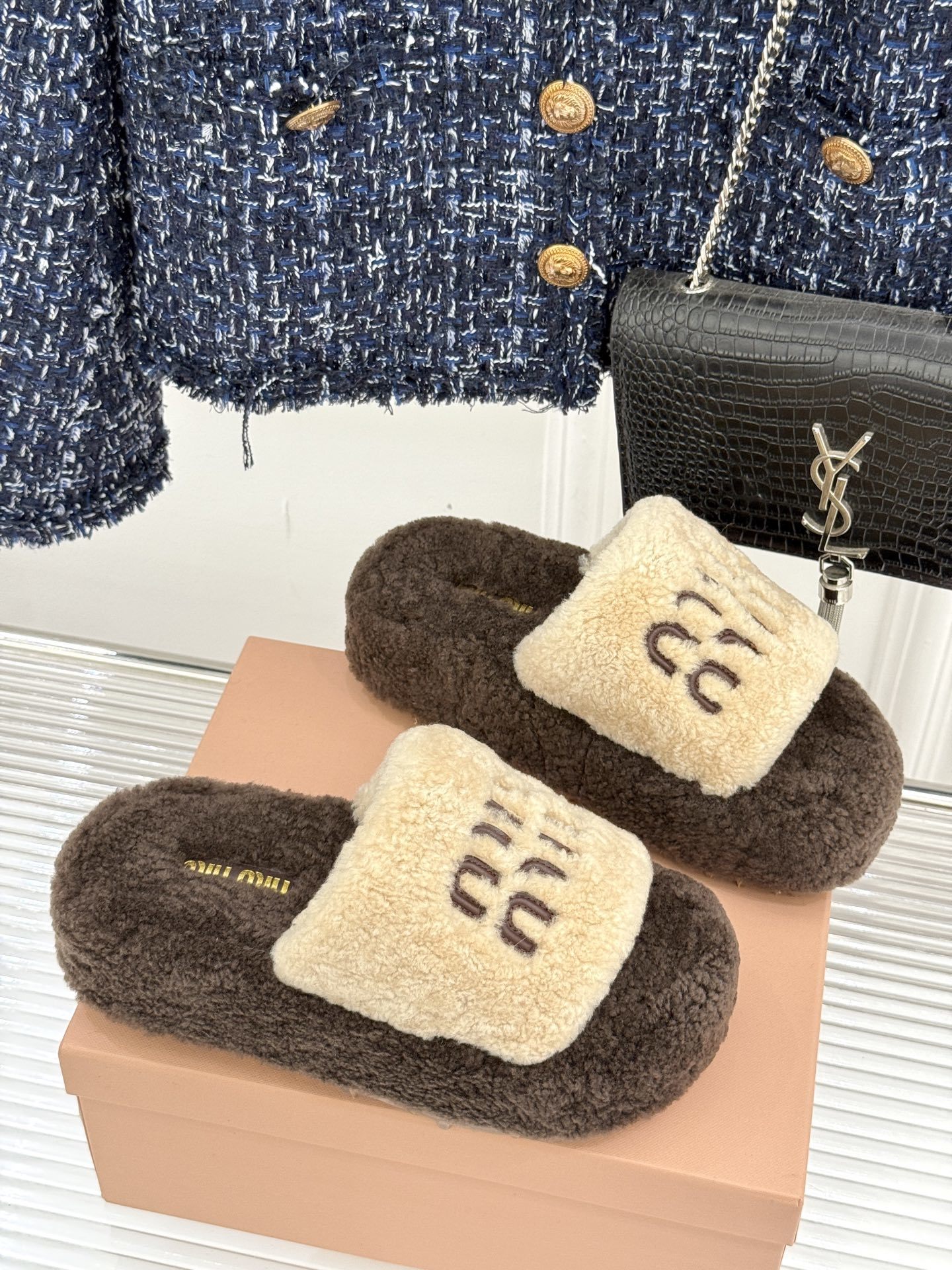 Miu Miu/缪缪25WF秋季新品字母厚底毛拖
寒风瑟瑟的季节 时髦精的冬日挚爱
一双温暖又吸睛的毛