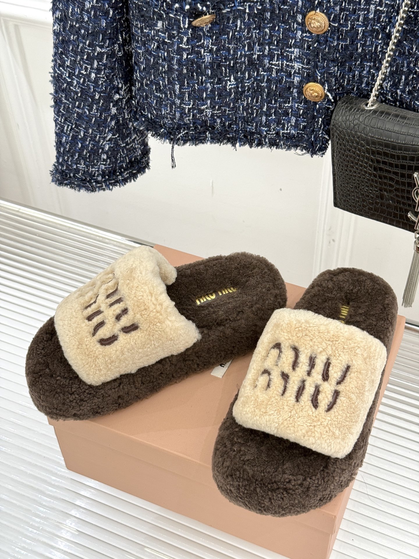 Miu Miu/缪缪25WF秋季新品字母厚底毛拖
寒风瑟瑟的季节 时髦精的冬日挚爱
一双温暖又吸睛的毛