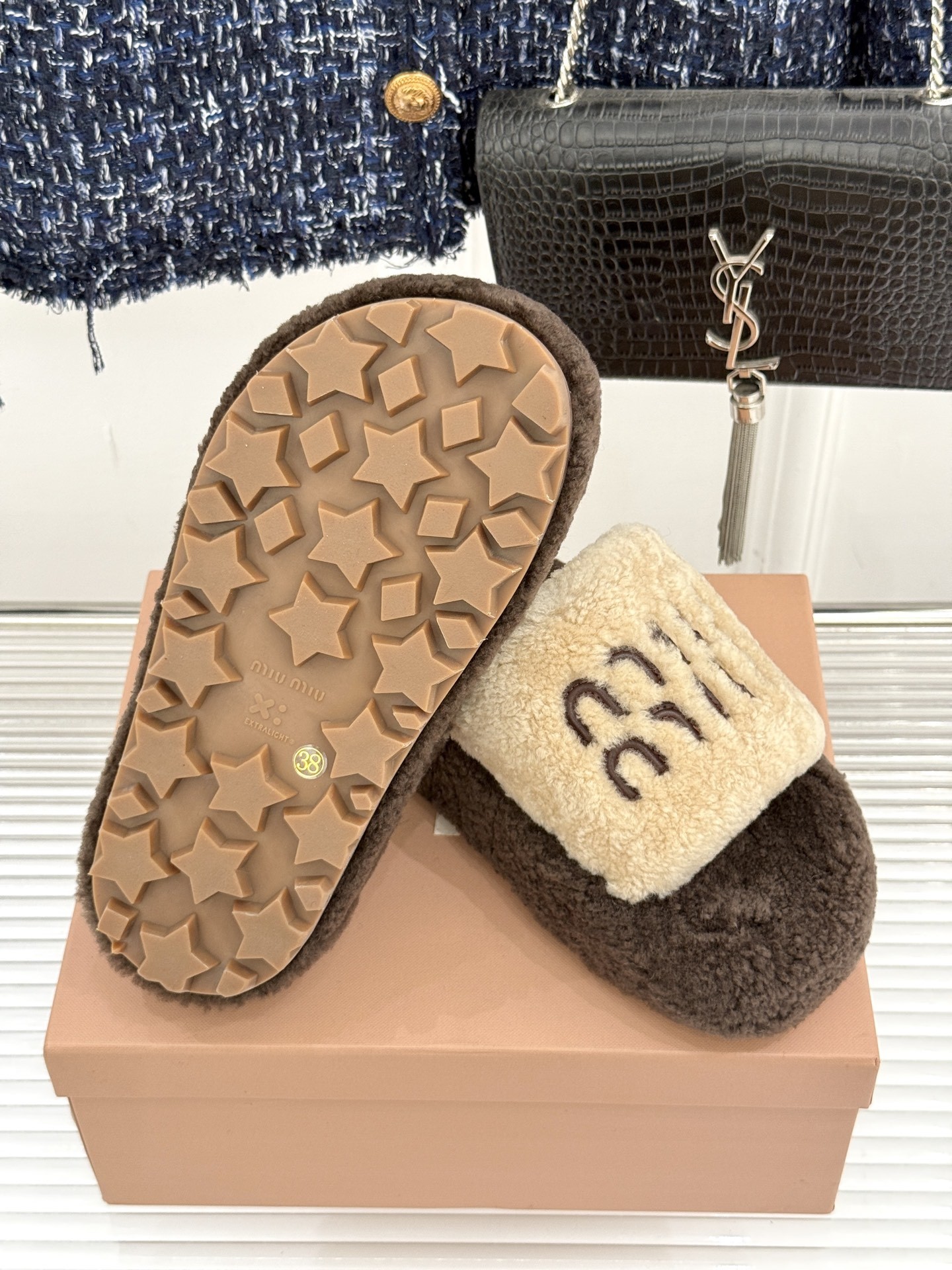 Miu Miu/缪缪25WF秋季新品字母厚底毛拖
寒风瑟瑟的季节 时髦精的冬日挚爱
一双温暖又吸睛的毛