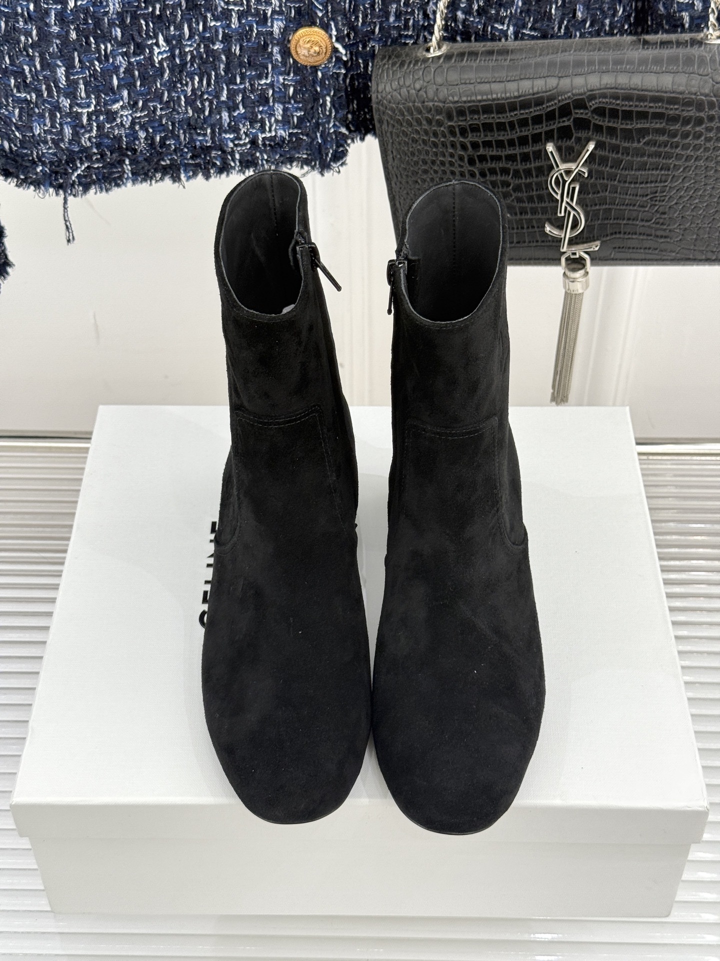 Celine /塞琳25WF秋冬新品凯旋门复古靴子系列
踏入秋冬 时尚达人们的鞋柜里必备靴子系列
鞋身巧