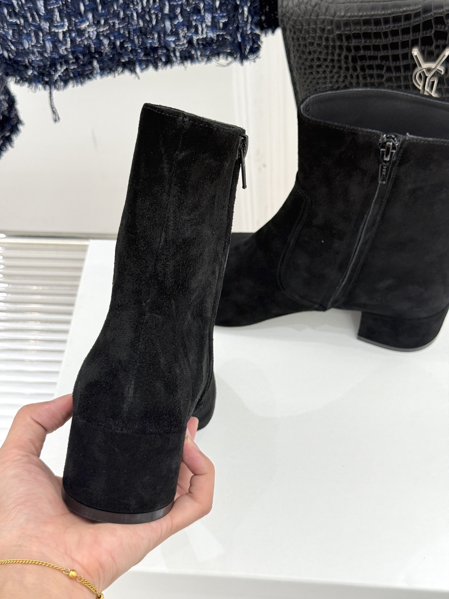 Celine /塞琳25WF秋冬新品凯旋门复古靴子系列
踏入秋冬 时尚达人们的鞋柜里必备靴子系列
鞋身巧