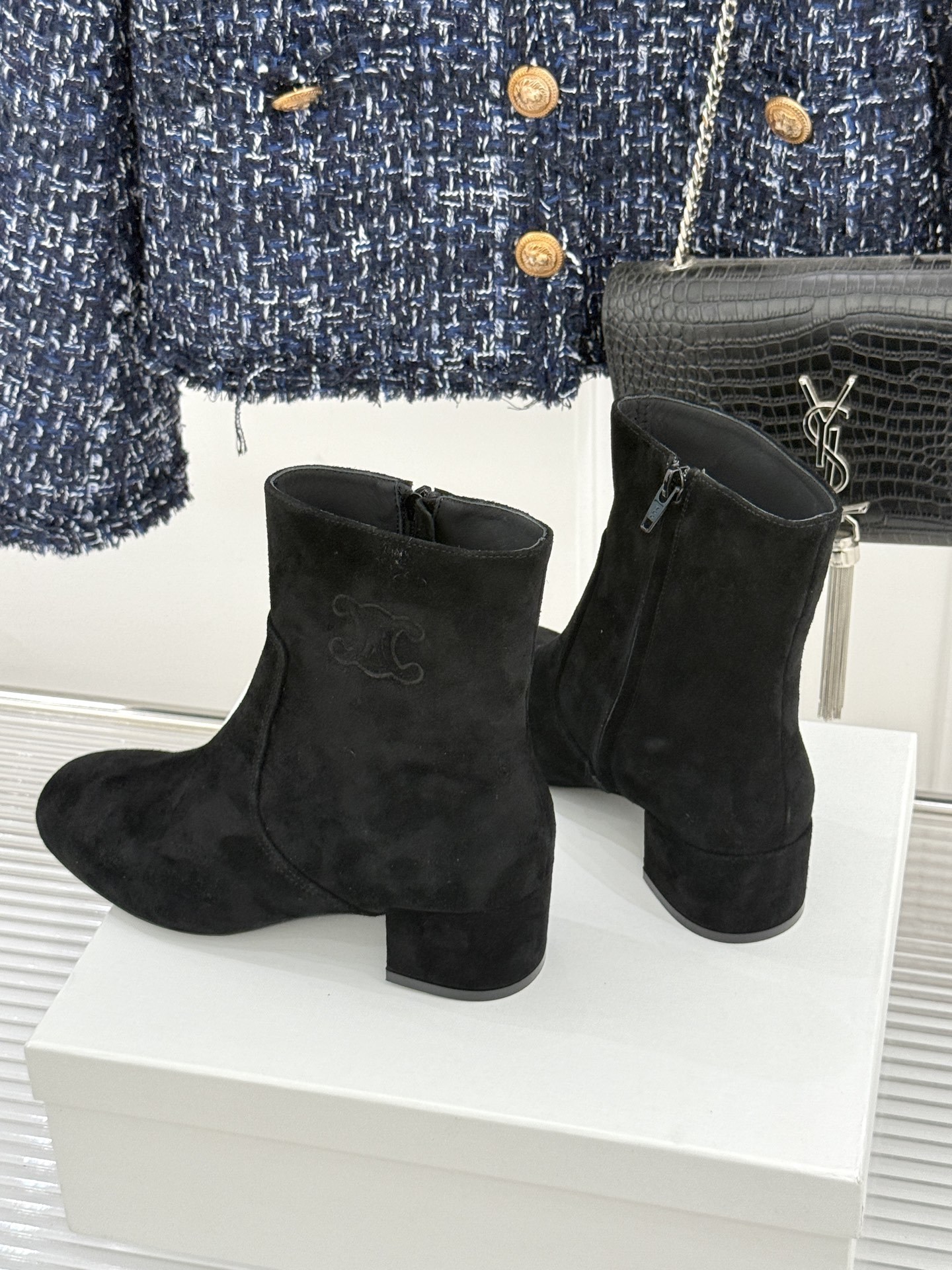 Celine /塞琳25WF秋冬新品凯旋门复古靴子系列
踏入秋冬 时尚达人们的鞋柜里必备靴子系列
鞋身巧