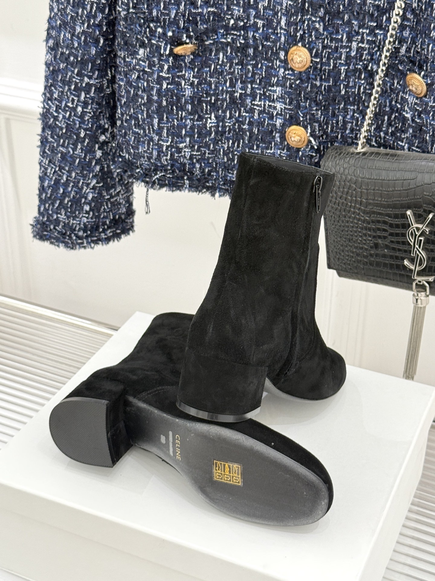 Celine /塞琳25WF秋冬新品凯旋门复古靴子系列
踏入秋冬 时尚达人们的鞋柜里必备靴子系列
鞋身巧