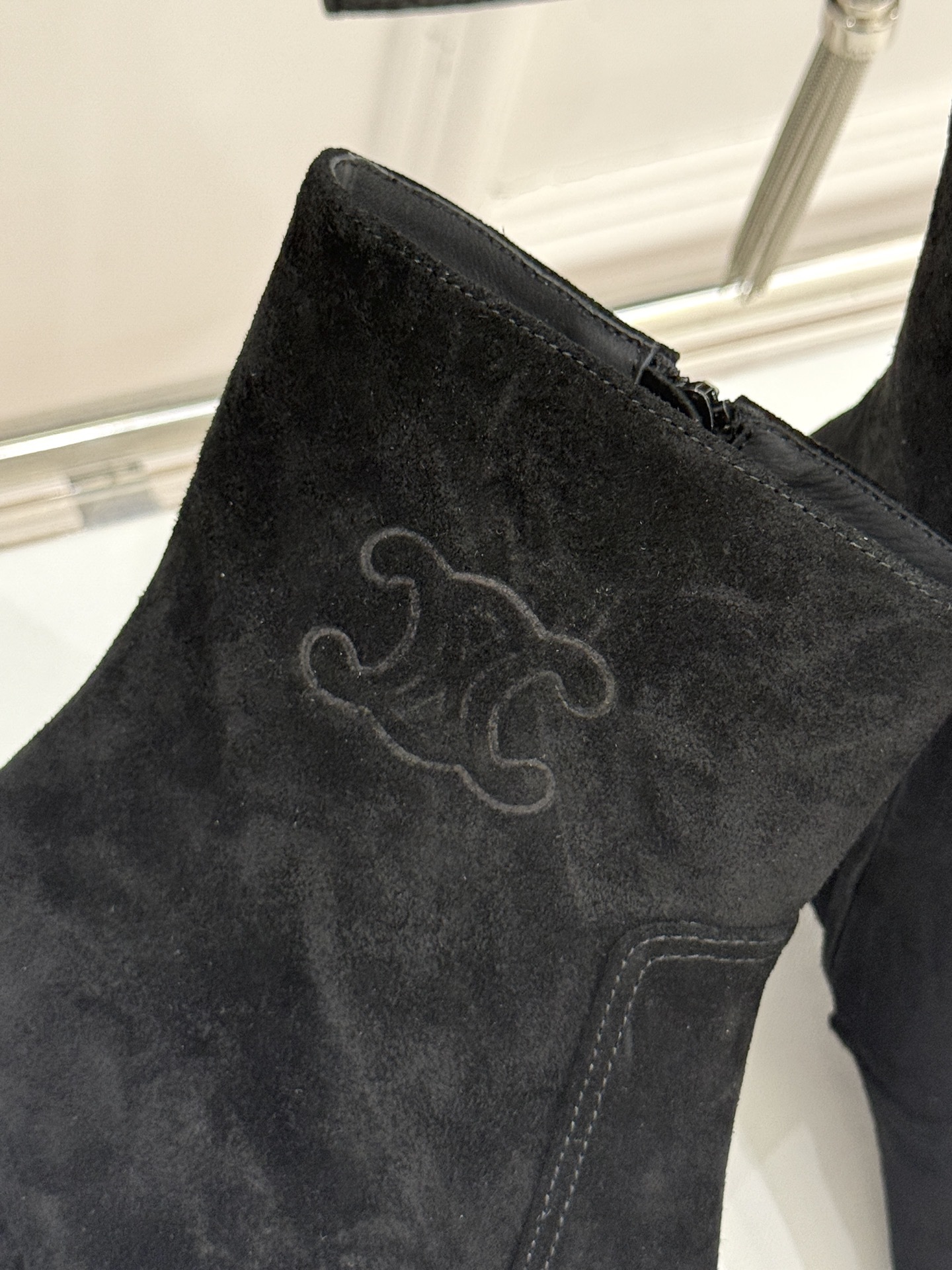 Celine /塞琳25WF秋冬新品凯旋门复古靴子系列
踏入秋冬 时尚达人们的鞋柜里必备靴子系列
鞋身巧